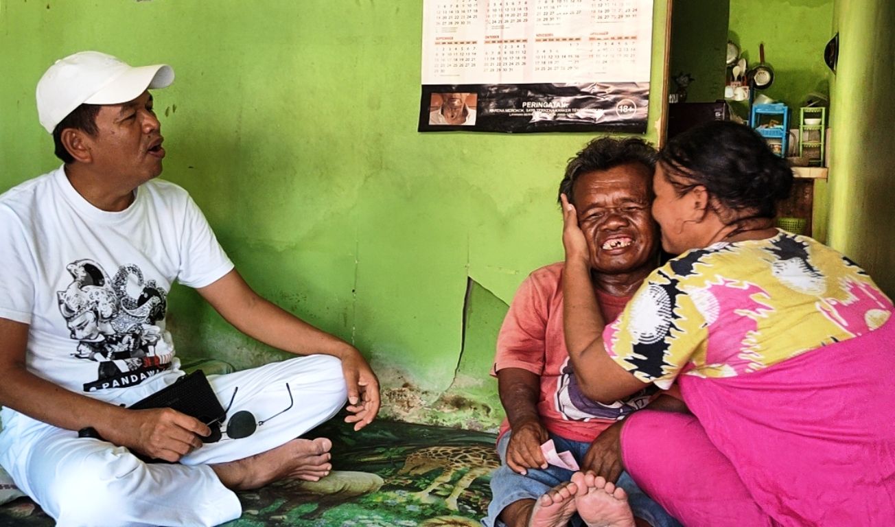 Kang Dedi Mulyadi memberikan bantuan kepada keluarga Carwi, juru parkir SPBU di jalur Pantura.*