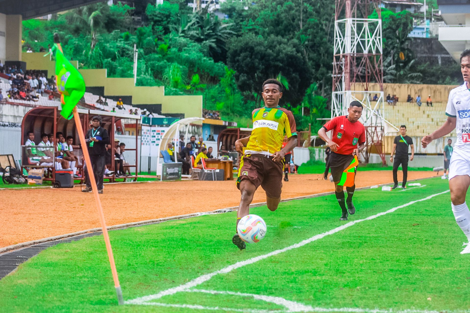 Jhosua Isir ketika perkuat tim Persewar Waropen di kompetisi Liga 2 2023 -2024 yang juga terpilih sebagai Best Player Waena Cup IV dari tim PS Ciput (Portal Papua) Silas Ramandey