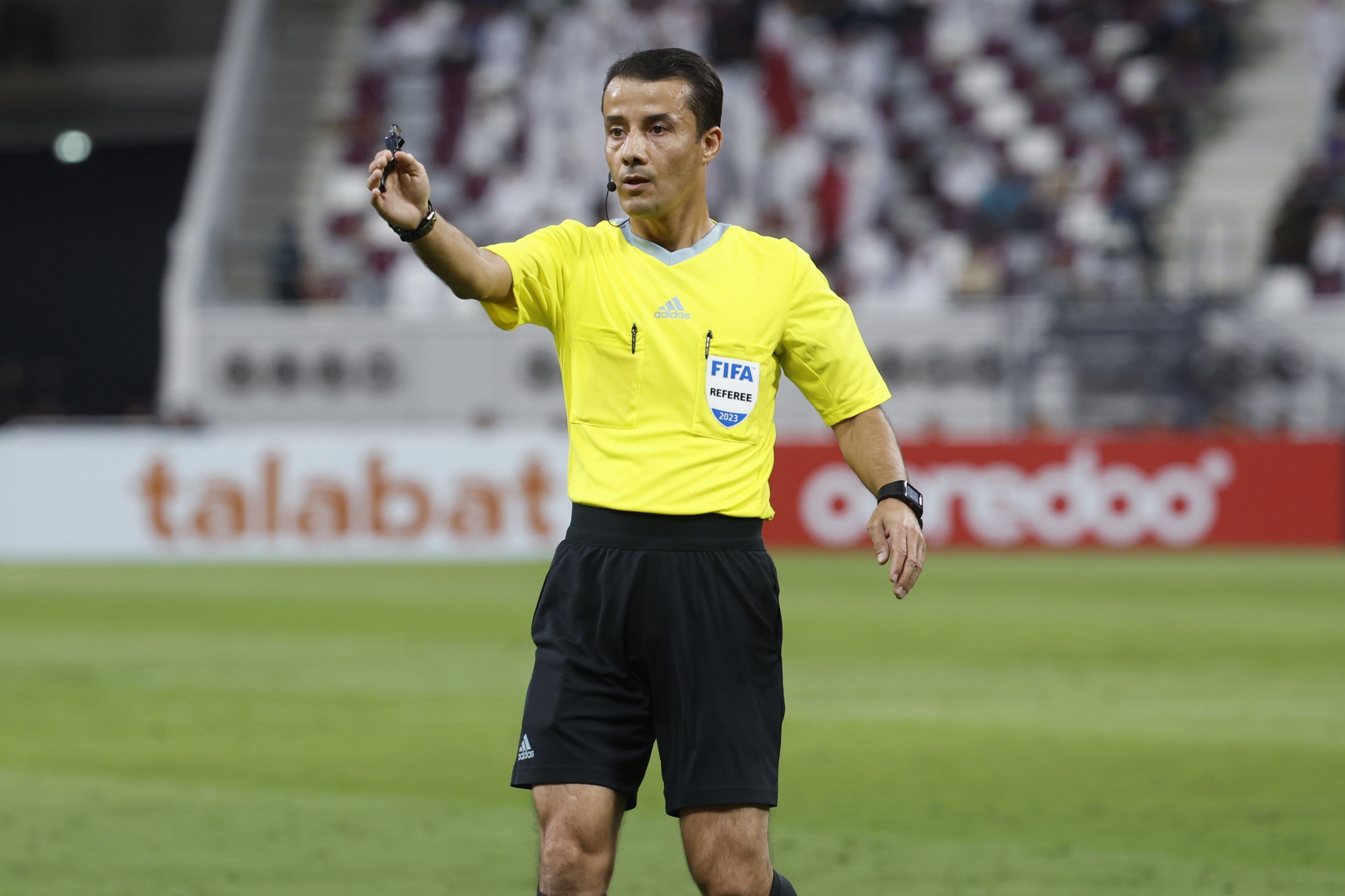 Wasit Nasrullo Kabirov yang memimpin pertandingan antara Qatar vs Indonesia di Piala Asia U-23 2024.