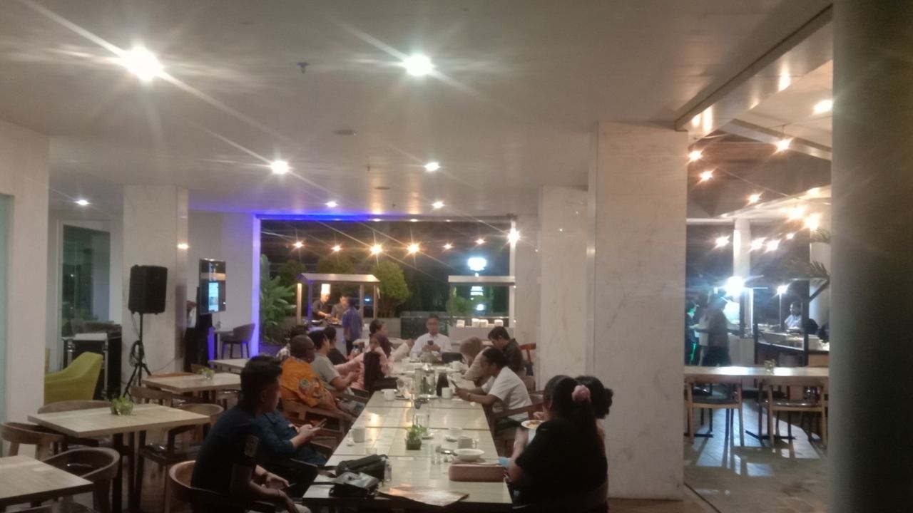 Suasana teras restoran di Hotel Mercure Jayapura