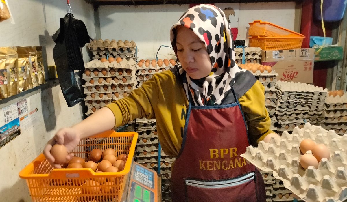 Usai Lebaran 2024, harga telur ayam di pasar tradisional Kota Cimahi mengalami penurunan, tetapi masih tinggi dibandingkan harga normal.  