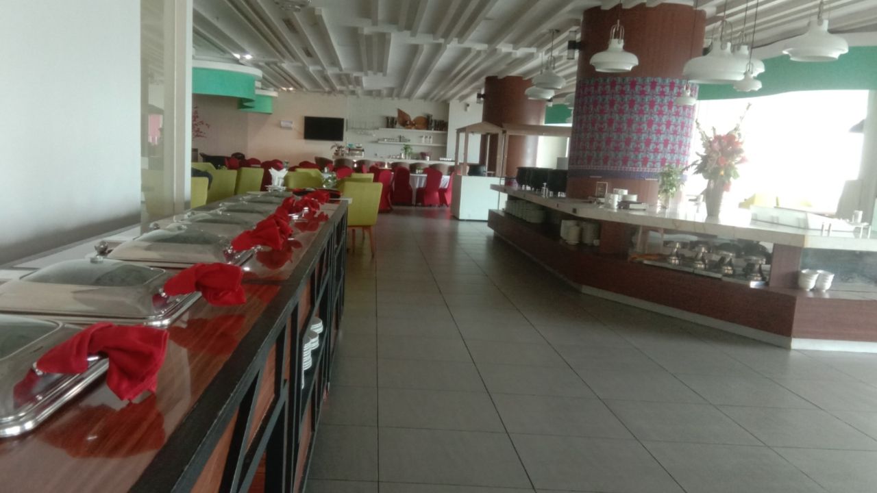 Suasana restoran di Hotel Mercure Jayapura