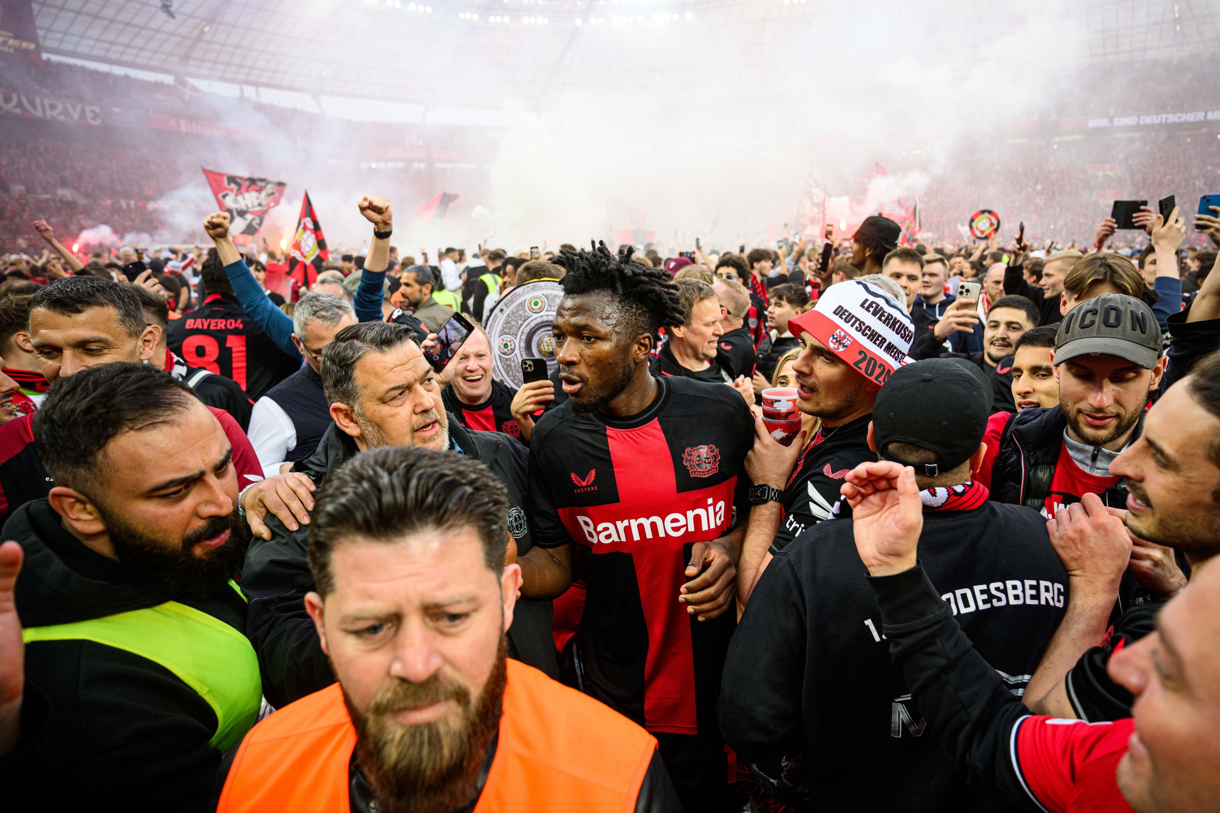 Suporter turun ke lapangan rayakan keberhasilan Leverkusen menjuarai Bundesliga 2023/2024.