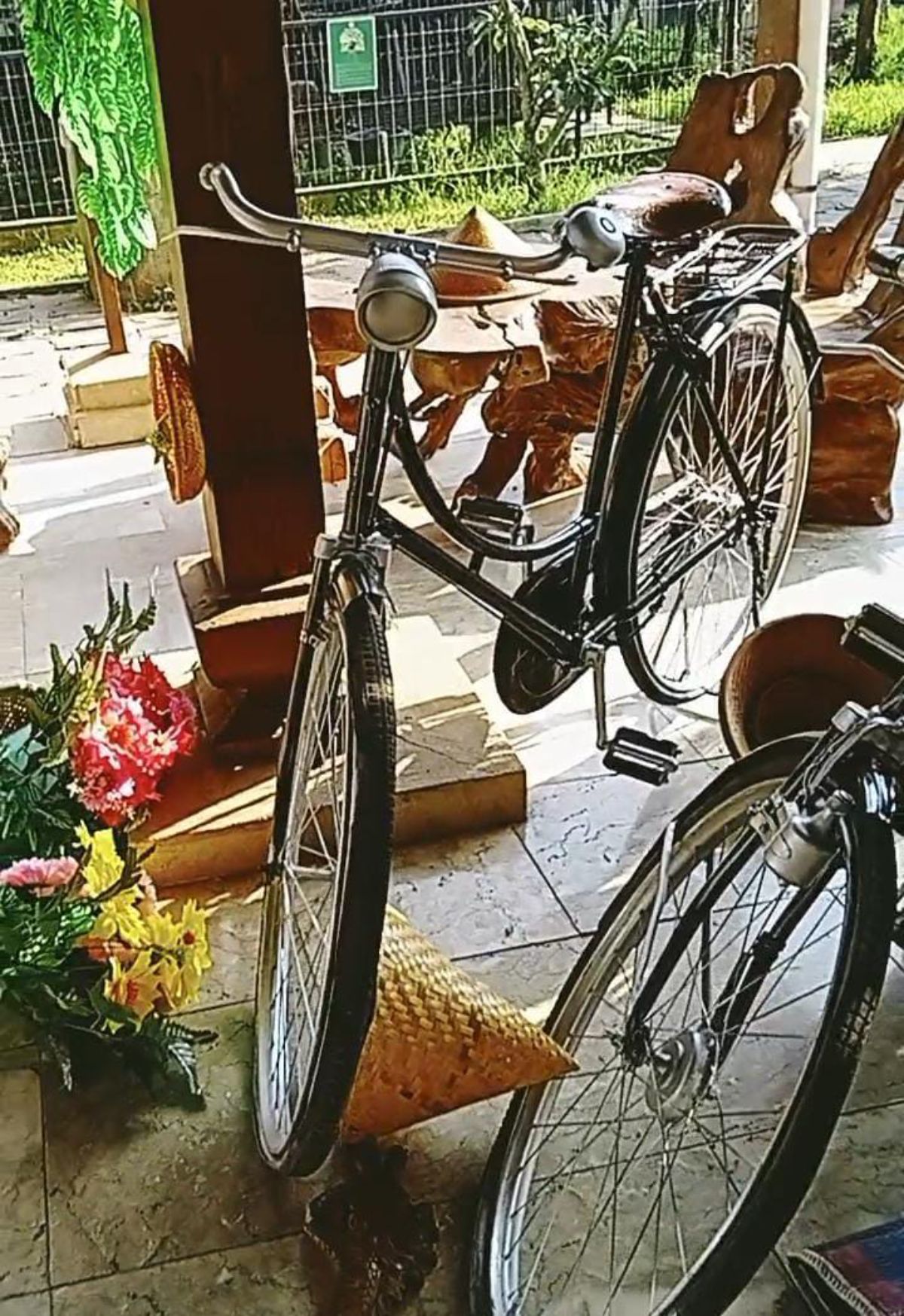 Sepeda Onthel dihadirkan di Dapur Tempo Dulu di Taman Satwa Cikembulan Garut. 
