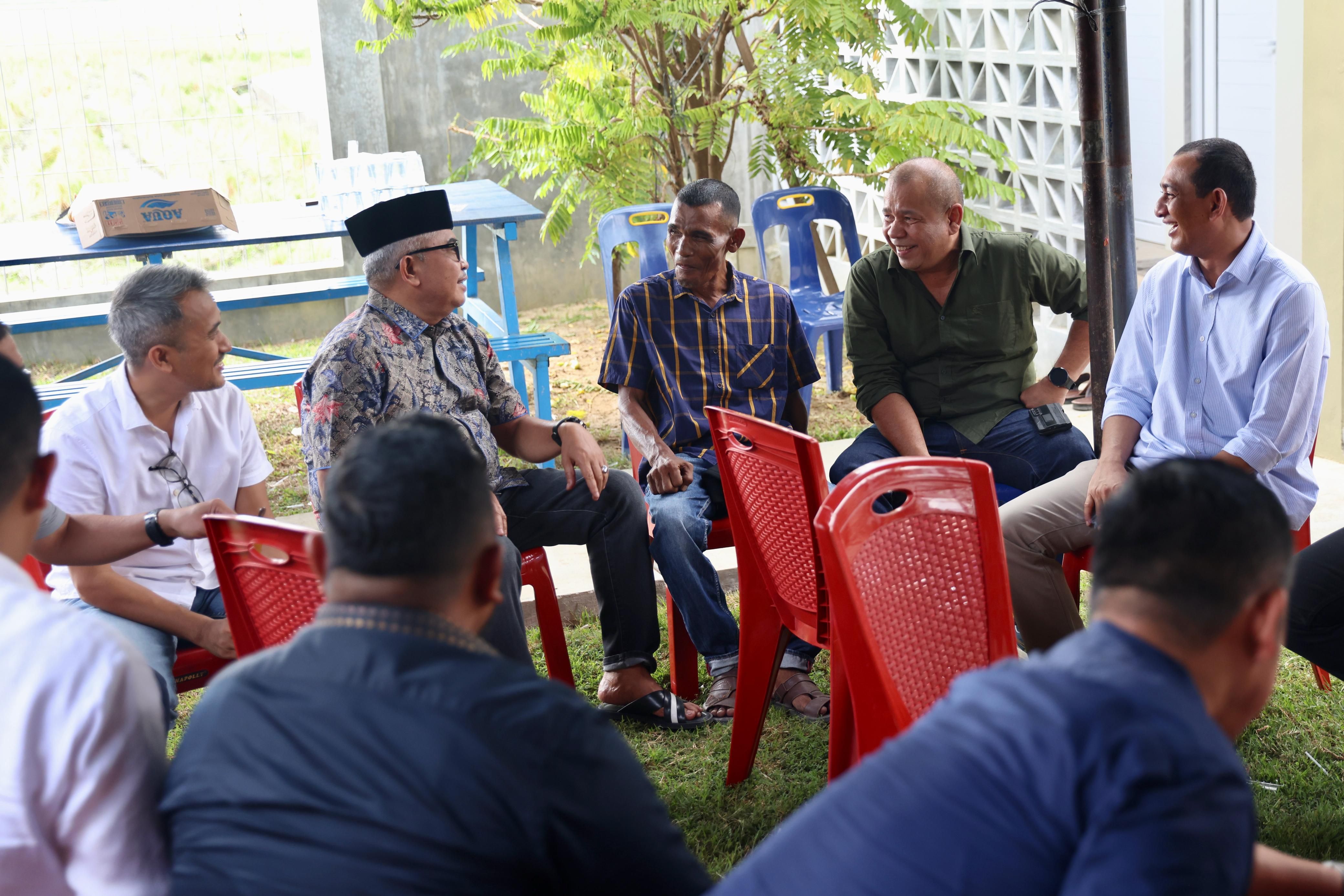 Penjabat Gubernur Aceh, Bustami, SE, M.Si., bernostagia dengan sahabat masa kecilnya di sela silaturrahmi lebaran, di di Gampong Nicah, Grong-Grong, Pidie, Sabtu, 13 April 2024
