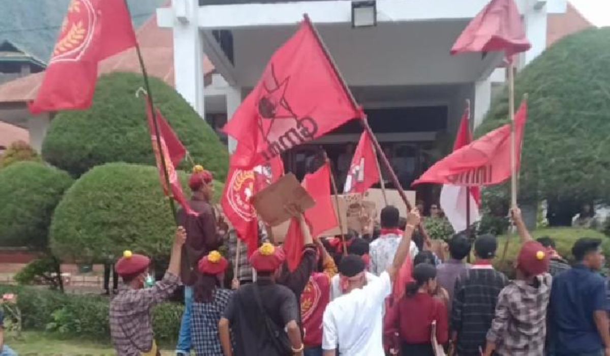 Massa aksi Aliansi Cipayung saat menyambangi Kantor Bupati Flores Timur, Selasa (16/04/2024).//