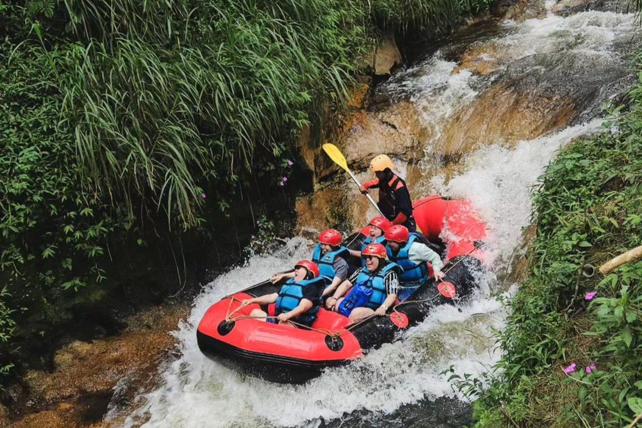 Keseruan wisatawan melakukan aktivitas arung jeram di Wisata Kampung Singkur Pangalengan. / instagram / @7unni