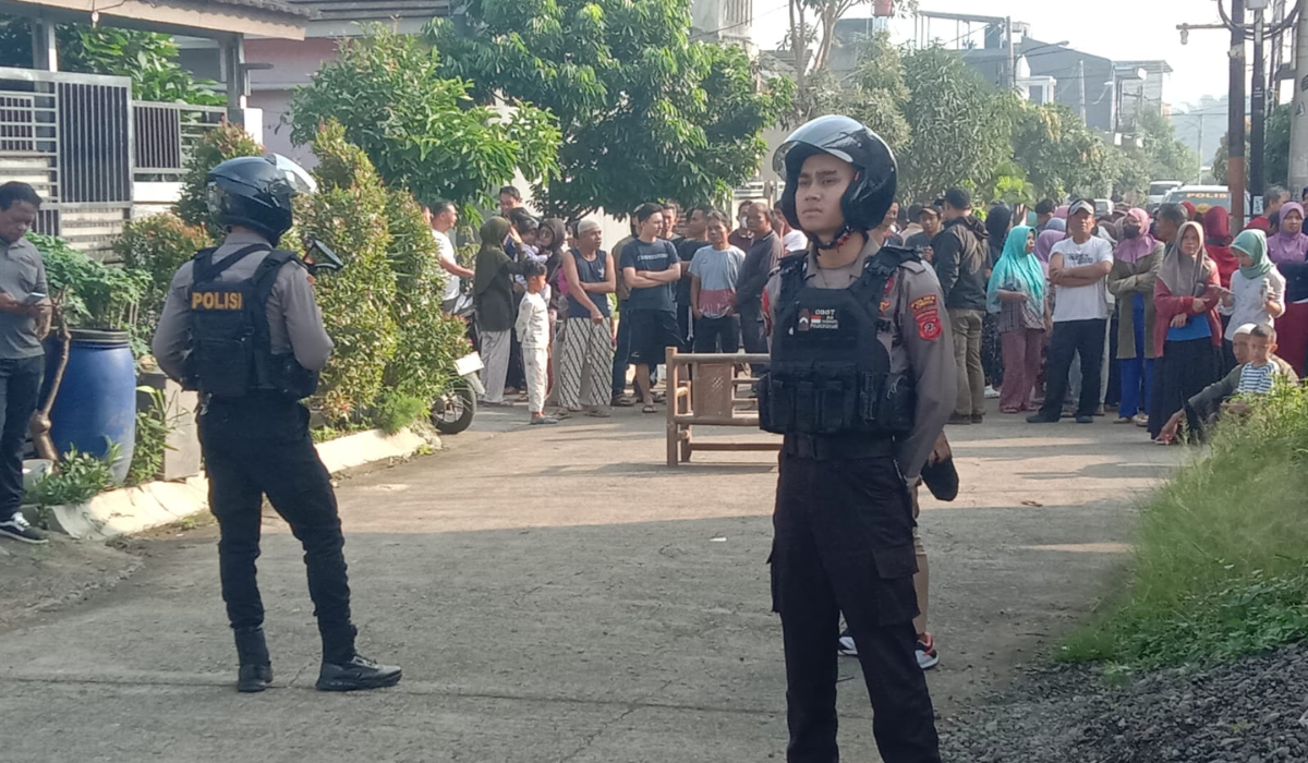Warga menyaksikan TKP pembunuhan mayat dicor di Komplek Bumi Citra Indah, Desa Pataruman, Kecamatan Cihampelas, Kabupaten Bandung Barat.