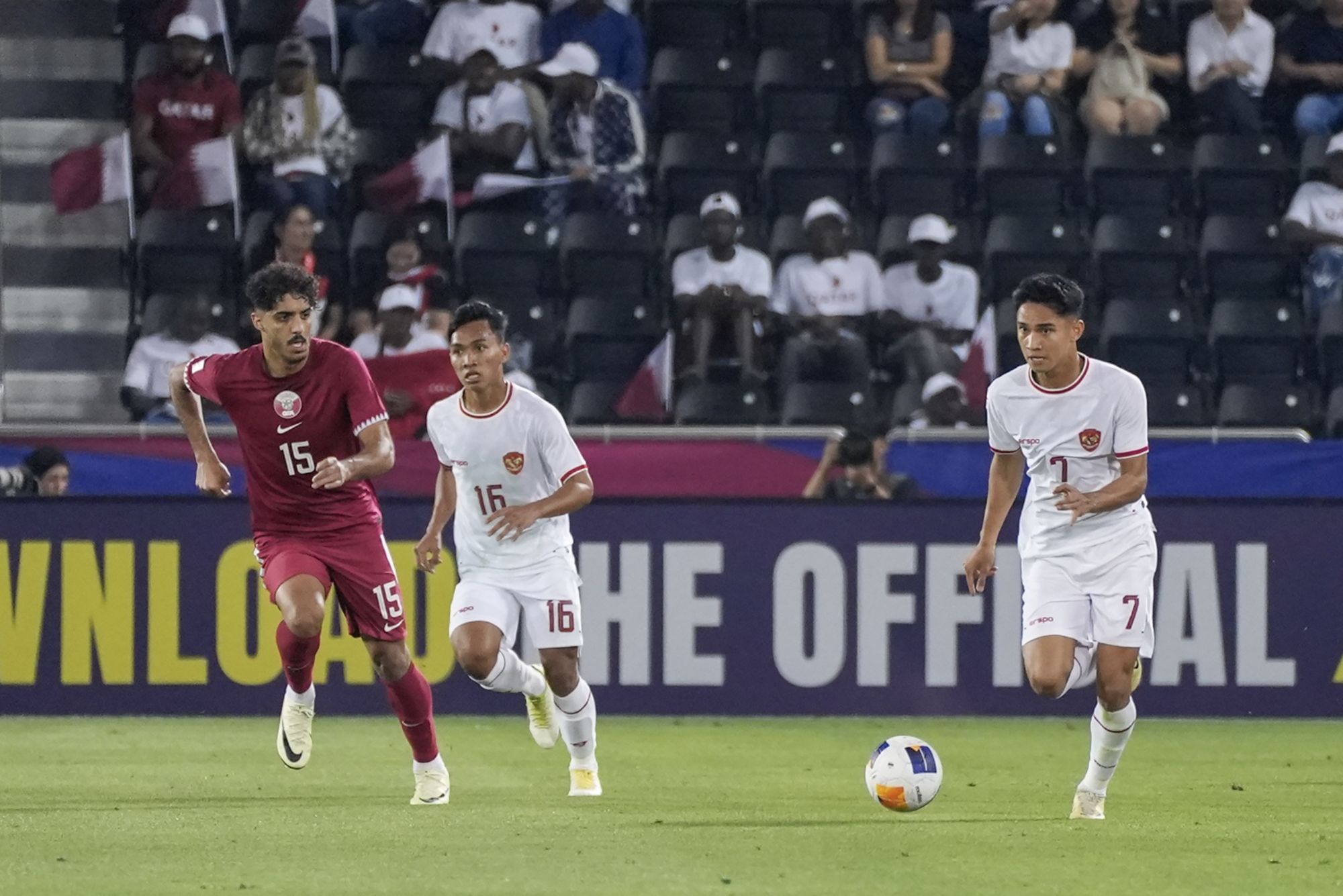 Pesepak bola Timnas U-23 Indonesia Marselino Ferdinan (kanan) menggiring bola saat melawan Timnas U-23 Qatar pada Kualifikasi Grup A Piala Asia U-23 2024 di Stadion Jassim Bin Hamad, Doha, Qatar, Senin, 15 April 2024.