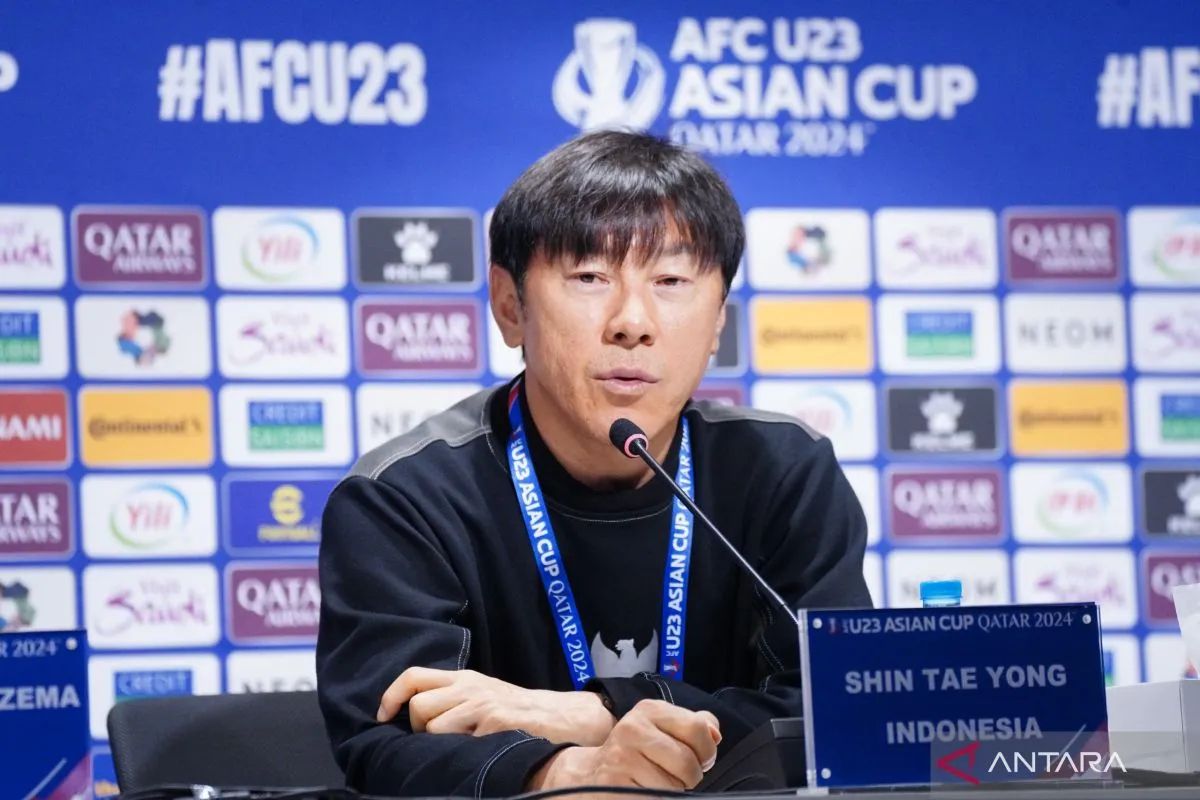 Pelatih timnas Indonesia U-23 Shin Tae-yonhlg menghadiri konferensi pers sebelum pertandingan perdana Piala Asia U-23 di Qatar, Minggu, 14 April 2024. 
