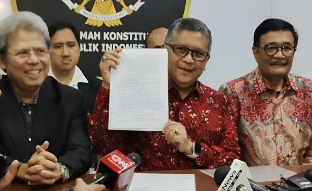 Sekretaris Jenderal (Sekjen) PDI Perjuangan Hasto Kristiyanto (tengah) menunjukkan tulisan tangan Megawati dalam surat Amicus Curiae yang disampaikan oleh Megawati Soekarnoputri di Gedung II Mahkamah Konstitusi, Jakarta, Selasa (16/4/2024)