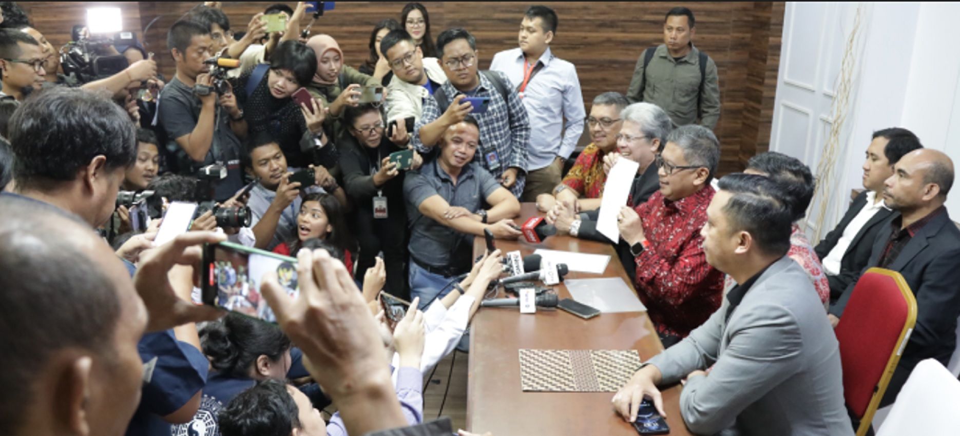Sekretaris Jenderal PDIP Hasto Kristiyanto didampingi Ketua DPP PDIP Djarot Saiful Hidayat serta Todung Mulya Lubis menemui awak media usai mengajukan diri sebagai Amicus Curiae atau Sahabat Pengadilan, pada Selasa (16/4/2024) di Gedung MK. Humas/Ilham
