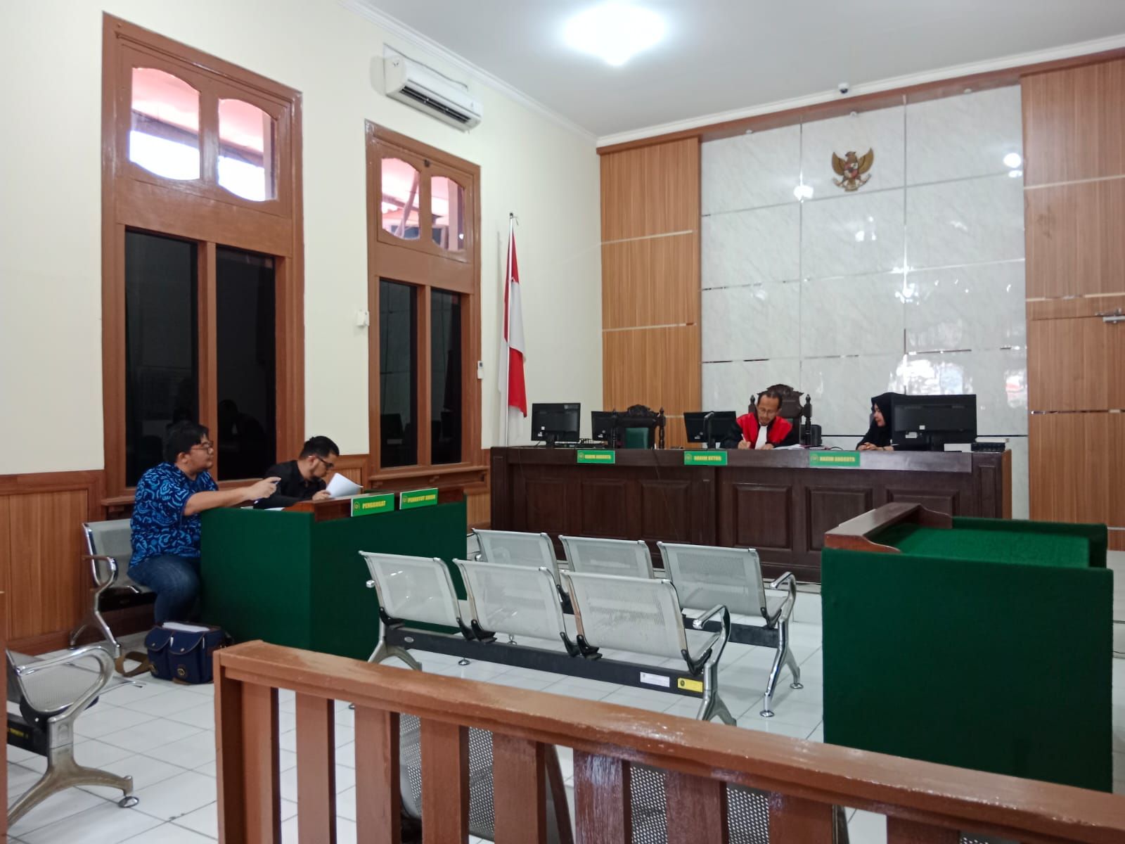 Suasana sidang praperadilan Irfan Nur Alam terhadap Kejati Jabar yang digelar di Pengadilan Negeri Bandung pada Senin 16 April 2024 tanpa dihadiri oleh Kejati Jabar, sidang diundur pekan depan