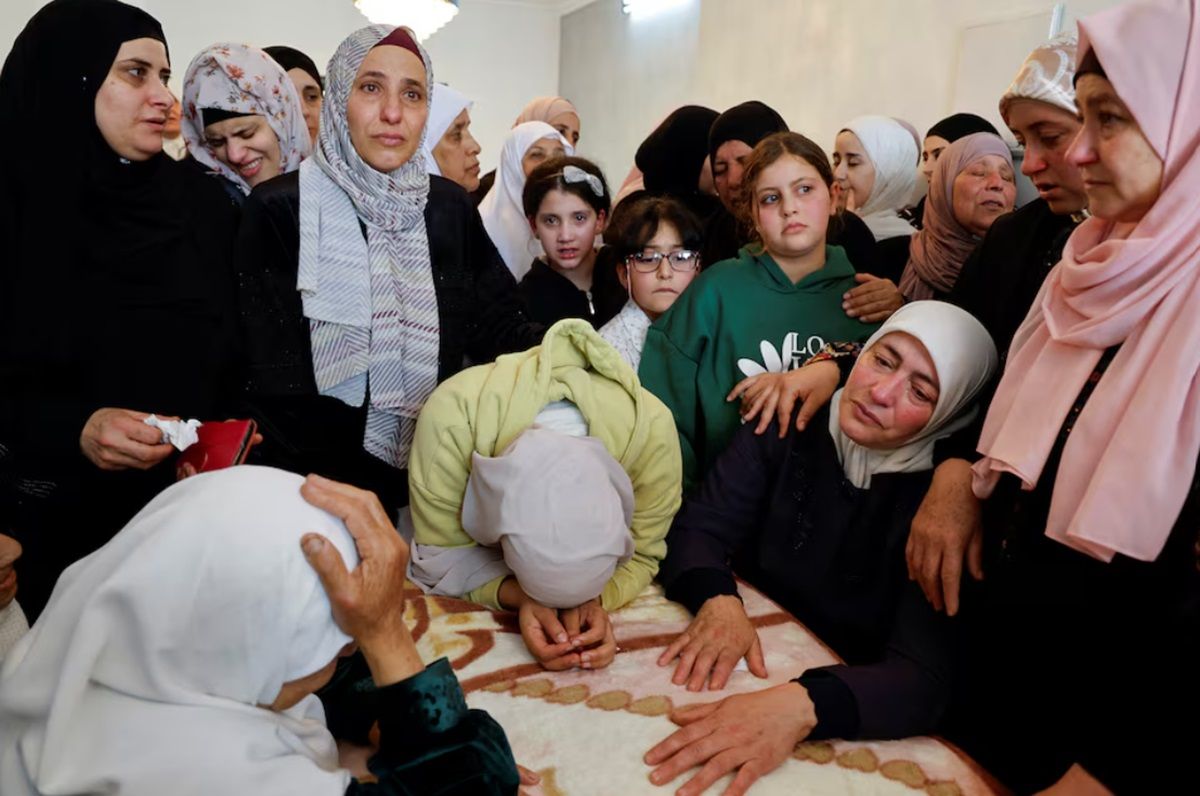 Reaksi para pelayat saat pemakaman Yazan Ishtayeh warga Palestina, yang terbunuh dalam serangan Israel, di Salim, dekat Nablus, di Tepi Barat yang diduduki Israel 15 April 2024.