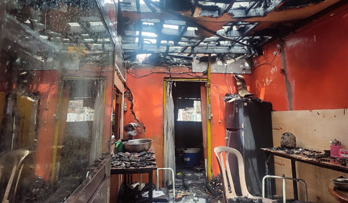 Rumah makan Padang yang berada di Jalan Kliningan, Kota Bandung terbakar pada Rabu, 17 April 2024.