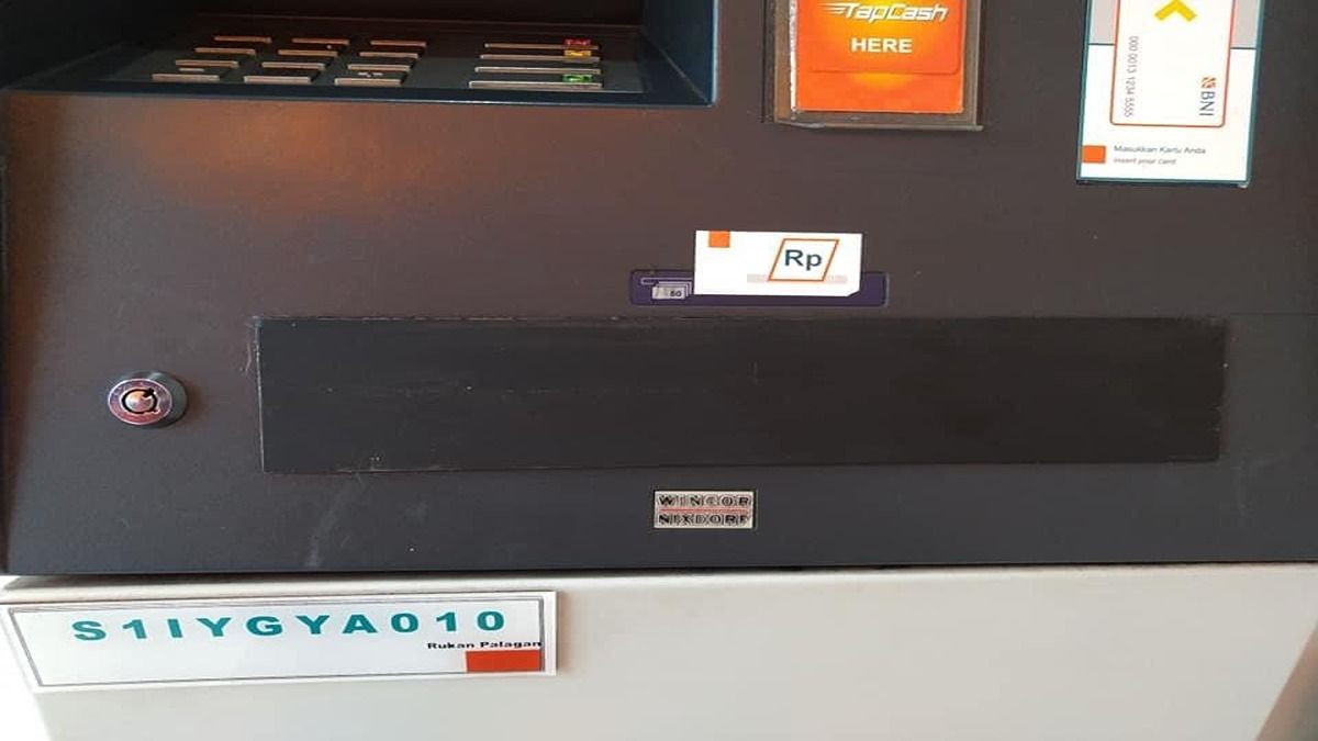 Stiker yang terpasang pada mesin ATM aksi ganjal ATM. 