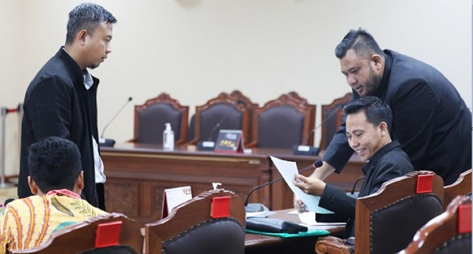 Majelis Kehormatan Mahkamah Konstitusi (MKMK) menggelar Sidang Pendahuluan atas laporan Forum Mahasiswa Peduli Konstitusi (FORMASI) dan Gerakan Aktivis Konstitusi (GAS) di Ruang Sidang Panel, Gedung 2 MK, Jakarta pada Selasa, 16 April 2024