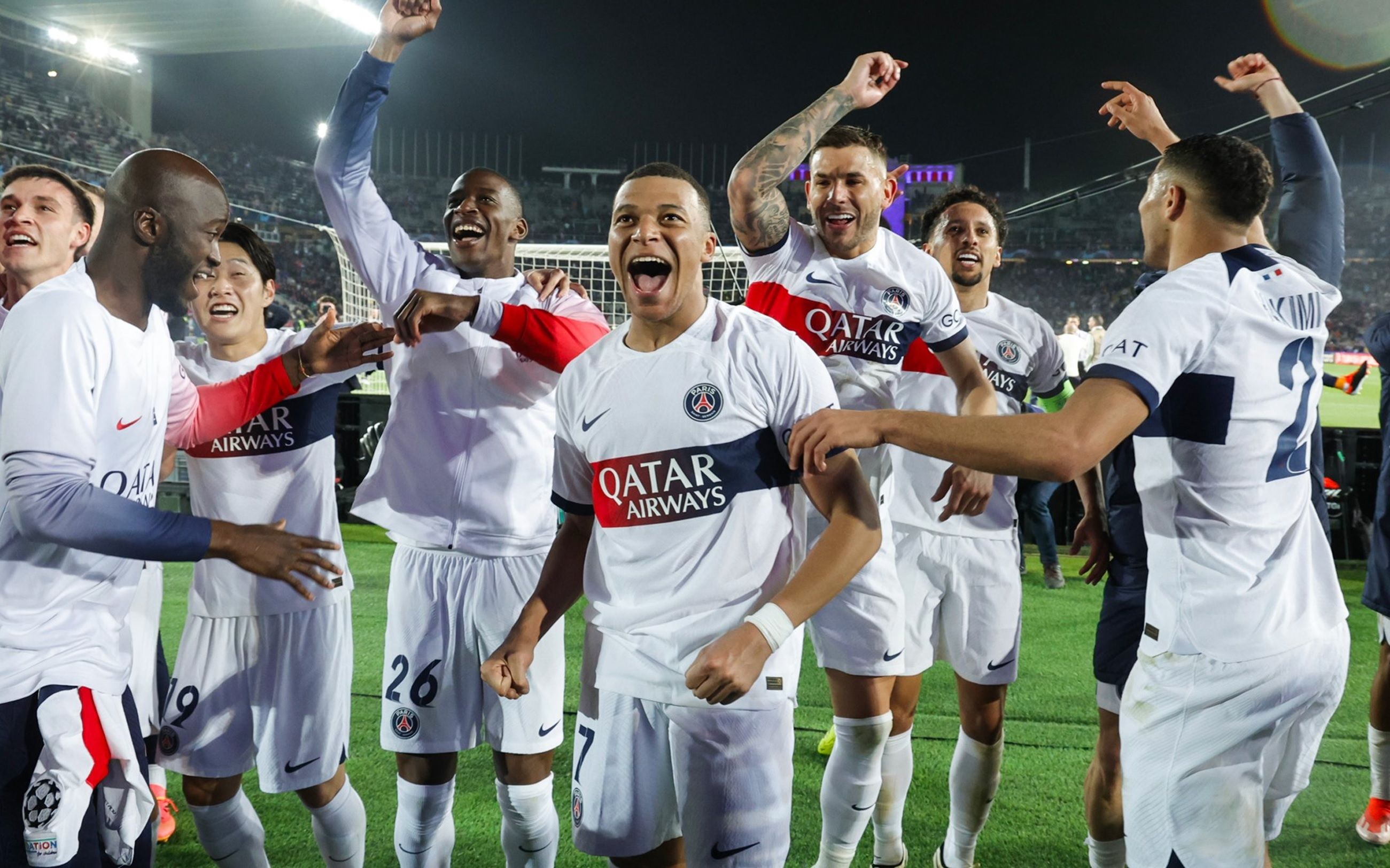 Kylian Mbappe bersama pemain PSG lainnya merayakan kemenangan 4-1 dari Barcelona.
