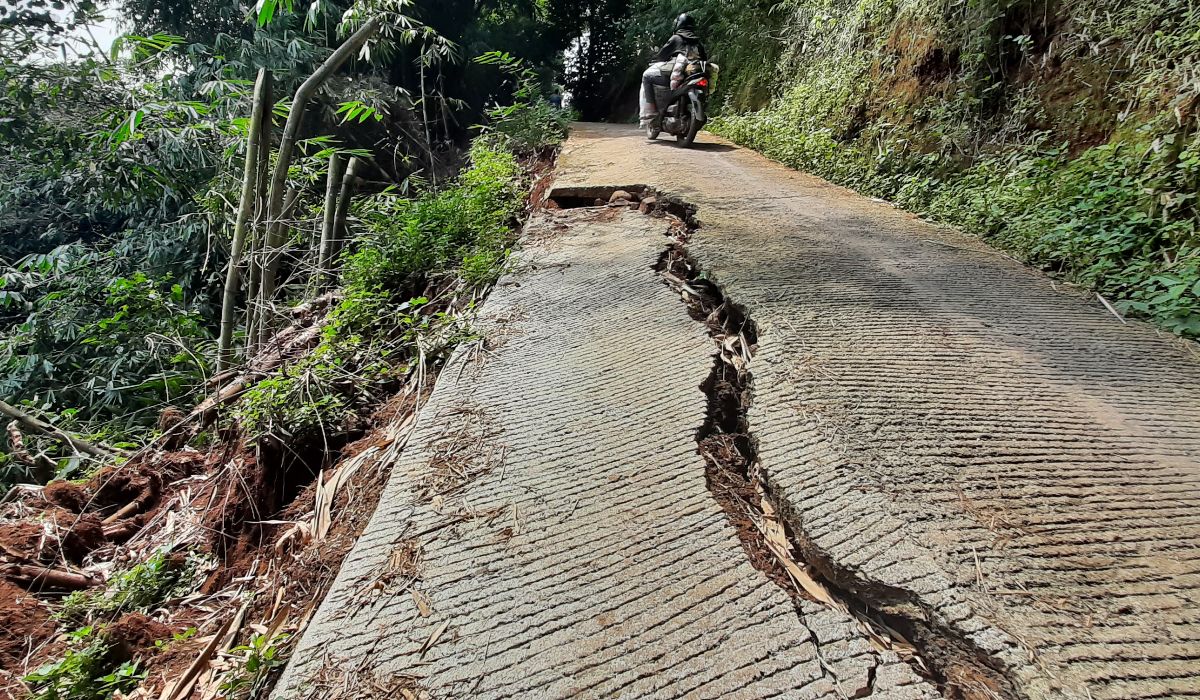 Pemandangan jalan ambles dan retak di Kampung Cihanjuang, Desa Mandalasari, Kecamatan Cikalongwetan, Kabupaten Bandung Barat, Rabu, 17 April 2024. 