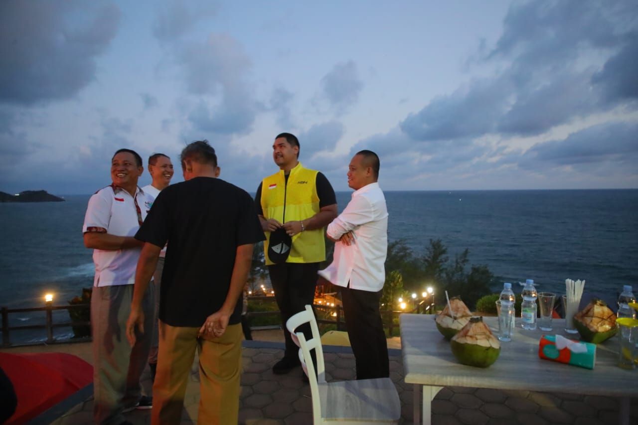 Menteri Pemuda dan Olahraga Republik Indonesia (Menpora RI) Dito Ariotedjo kagum dengan potensi wisata di Kabupaten Kebumen, salah satunya Pantai Menganti