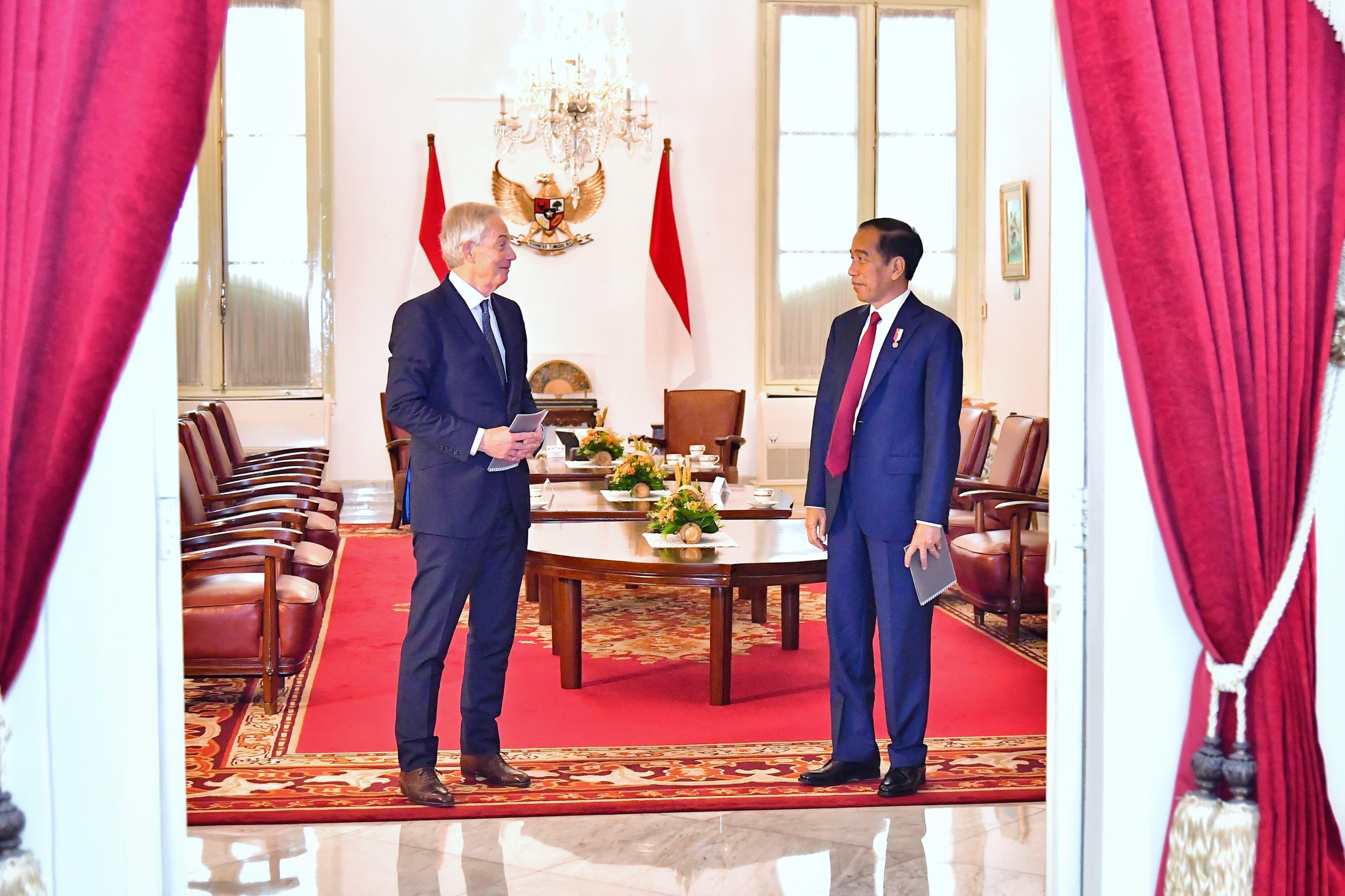 Presiden Joko Widodo menerima mantan Perdana Menteri Inggris, Tony Blair, di Istana Merdeka, Jakarta, pada Kamis, 18 April 2024. Foto: BPMI Setpres/Vico