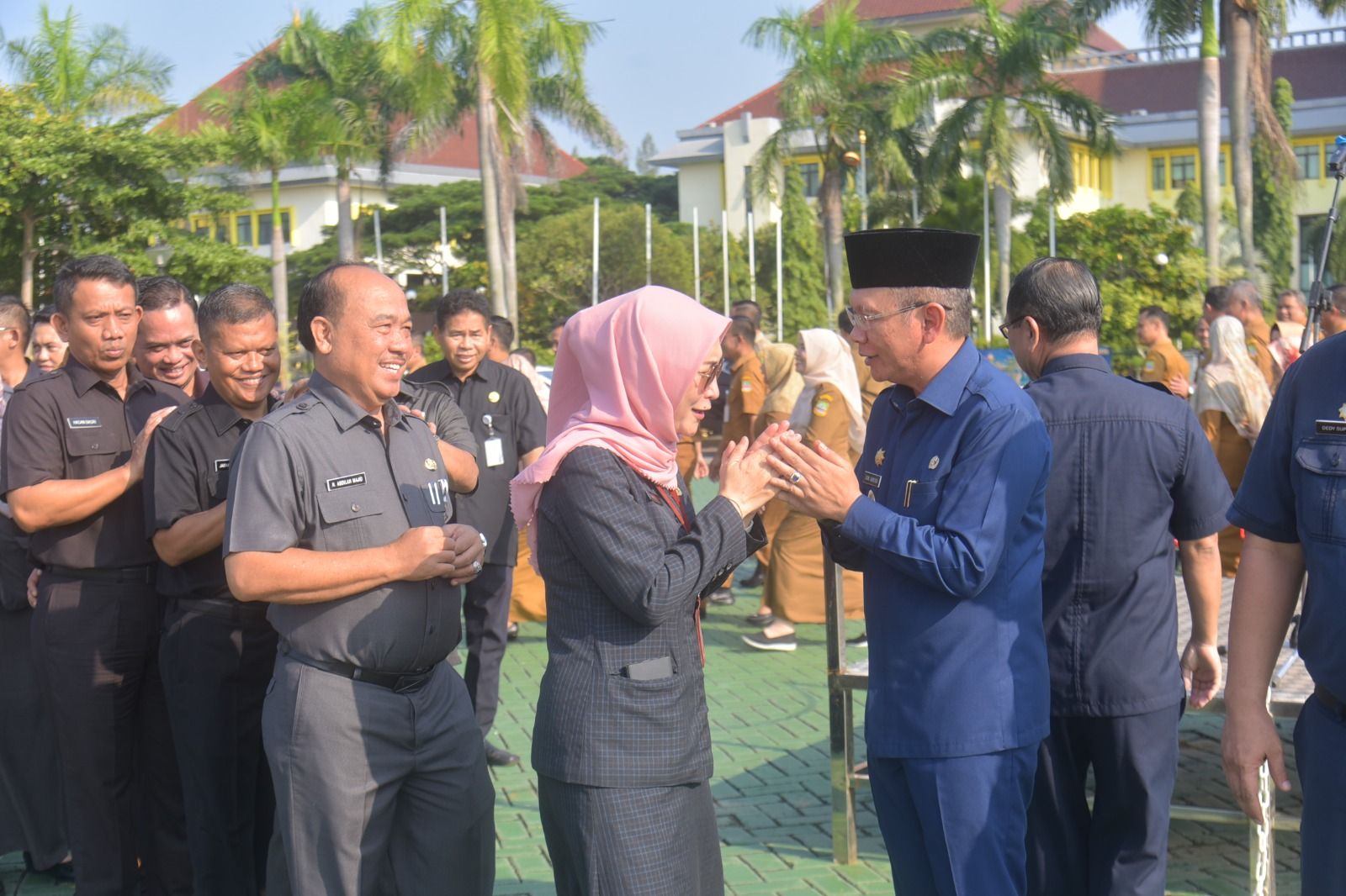 Penjabat Bupati Bekasi Dani Ramdan menyalami para ASN dalam halal bihalal di lingkungan Pemkab Bekasi, Selasa 16 April 2024.