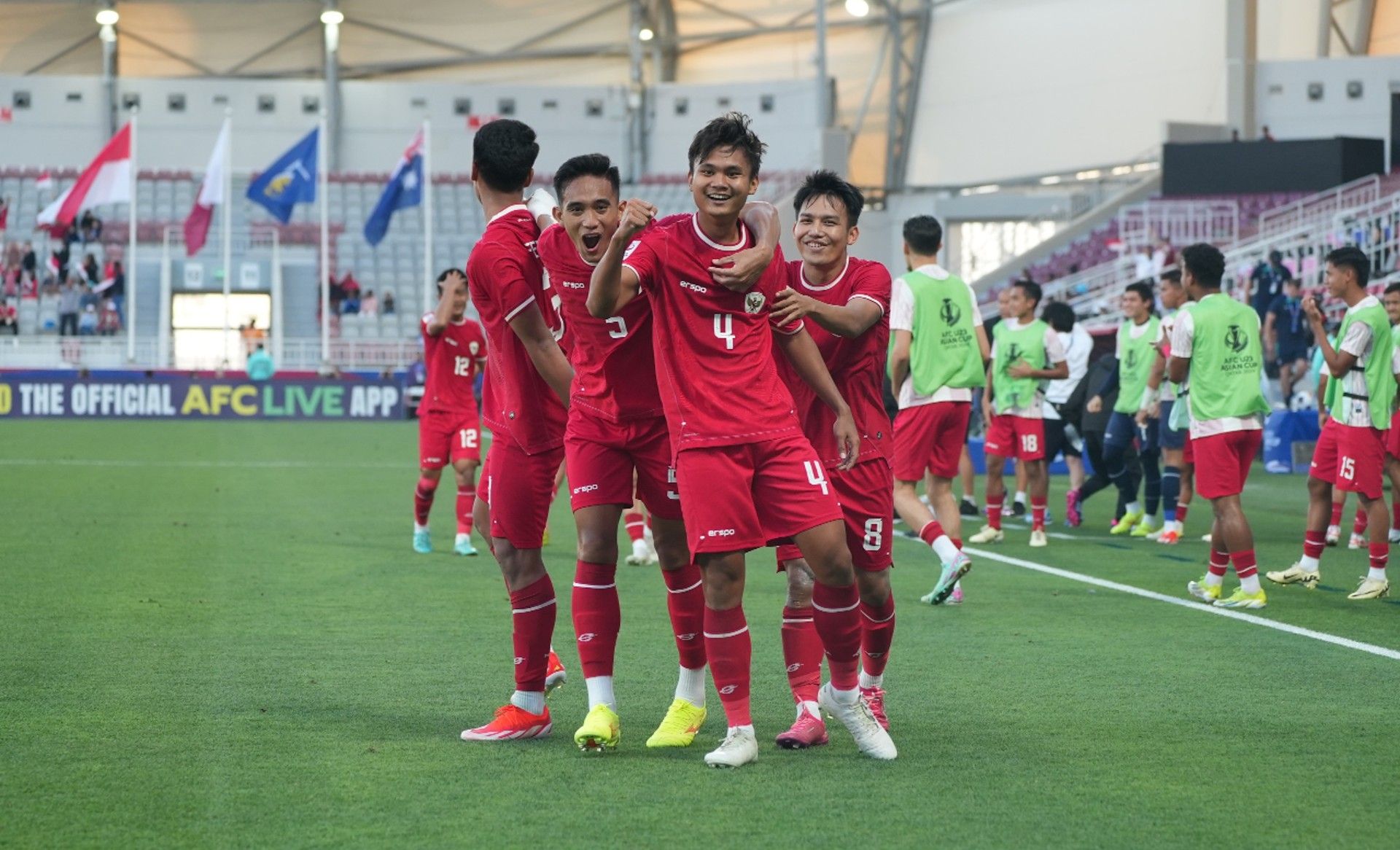 Komang Teguh dan para pemain Timnas U-23 Indonesia merayakan gol saat melawan Australia di laga kedua Grup A Piala Asia U-23 2024 pada Kamis (18/4/2024). 