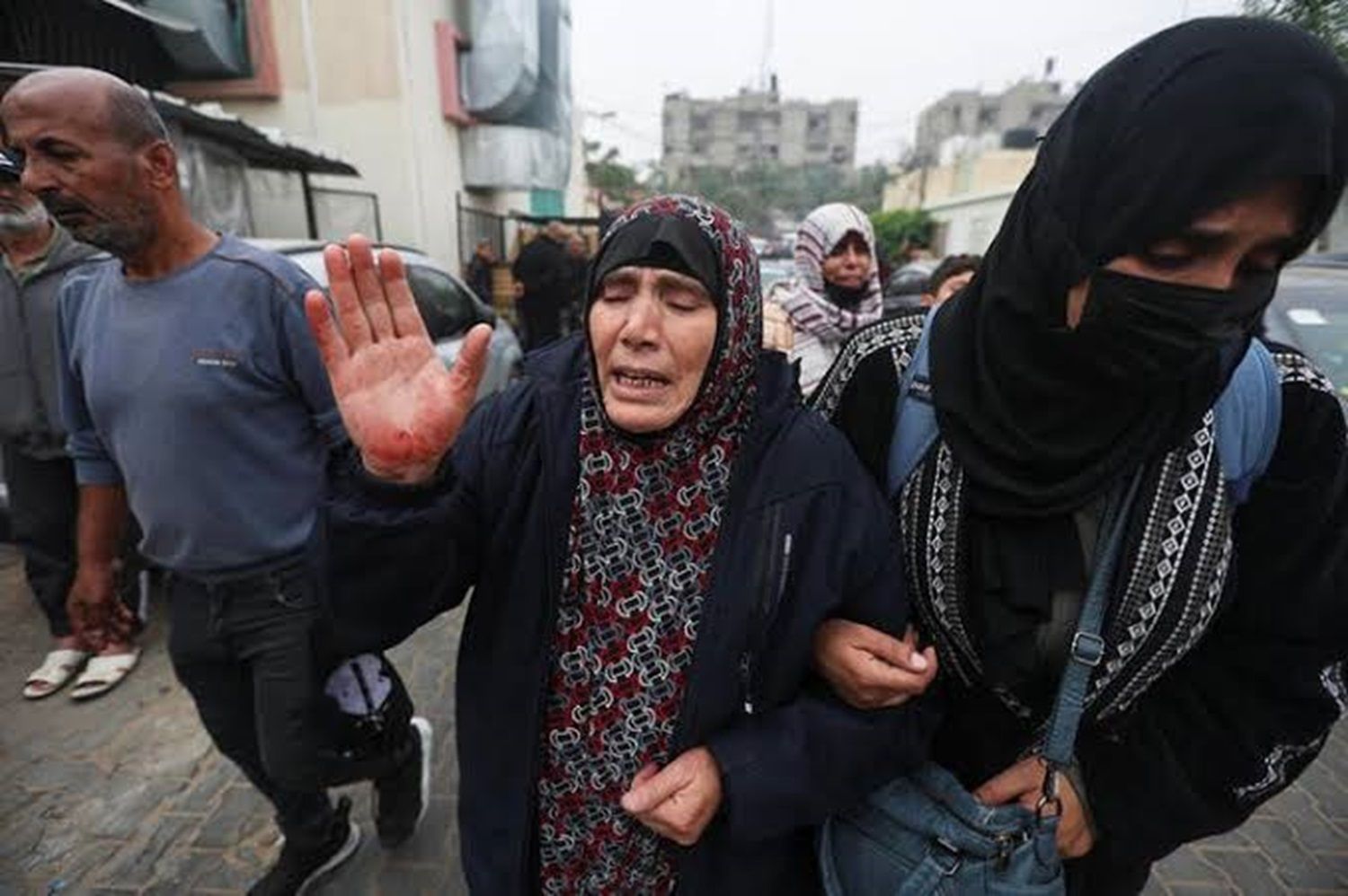 Wanita Palestina bereaksi, ketika jenazah warga Palestina yang terbunuh dalam serangan Israel di sekolah Ma'an di sebelah timur Khan Younis pada 5 Desember 2023.