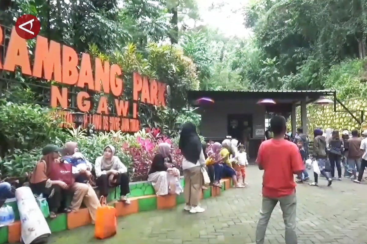 Pengunjung memadati area Srambang Park di Ngawi