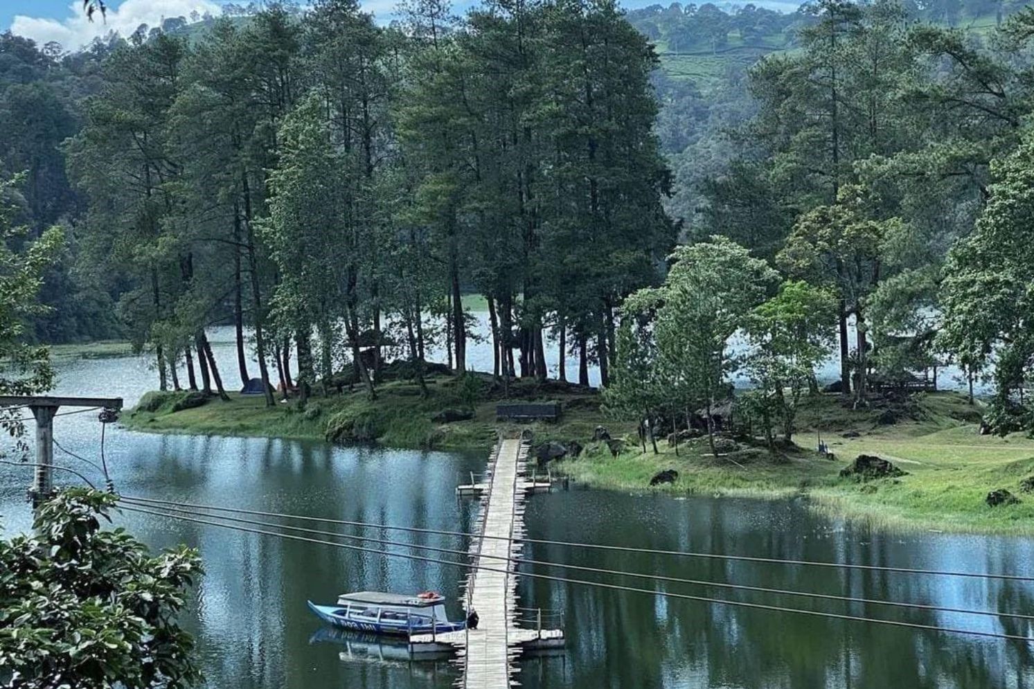 Suasana alam yang indah dan menenangkan akan Anda rasakan saat pergi ke Situ Patenggang Ciwidey Bandung/ Instagram/ Vickysunaryo