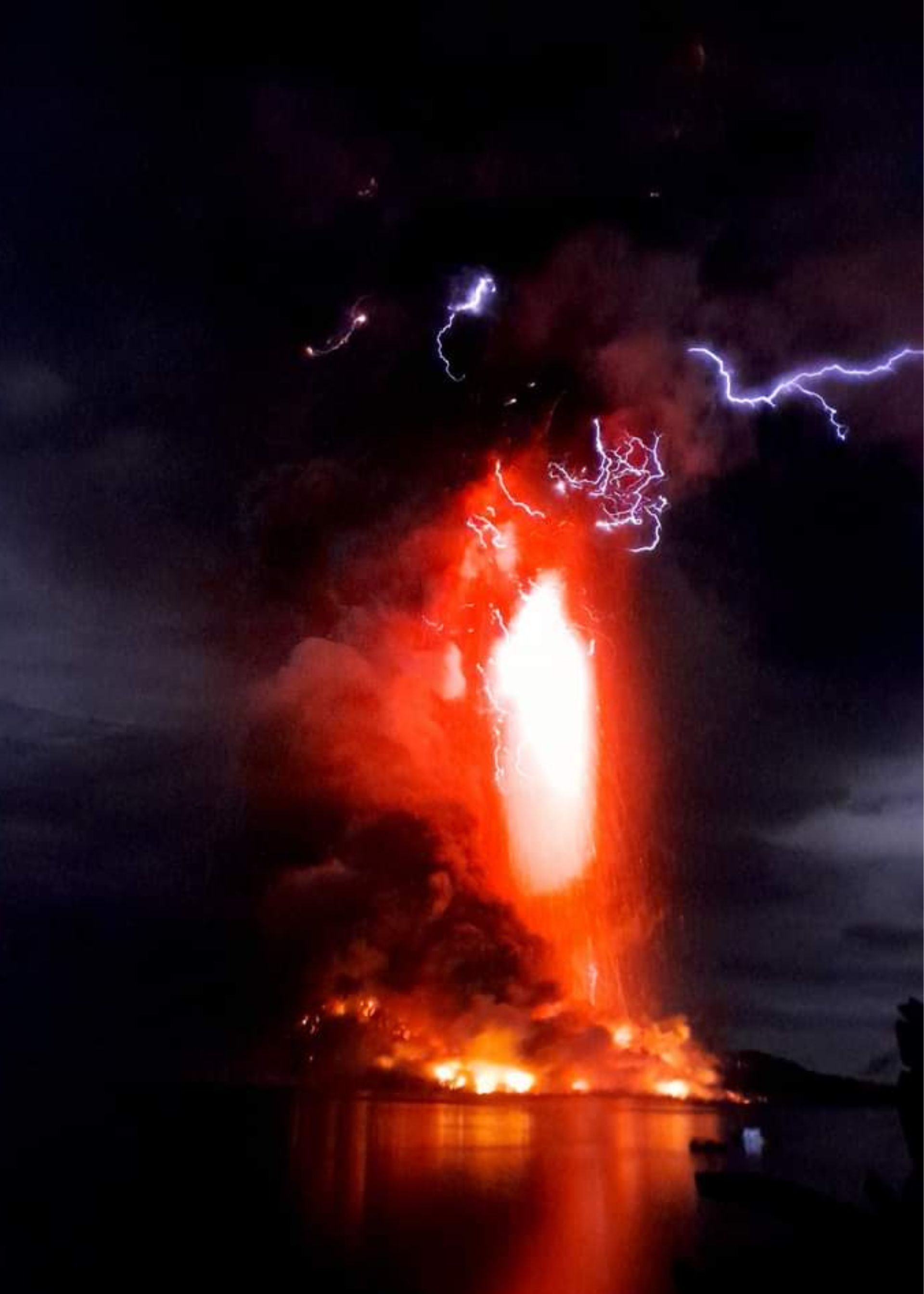 Lava letusan gunung Ruang di Sitaro 