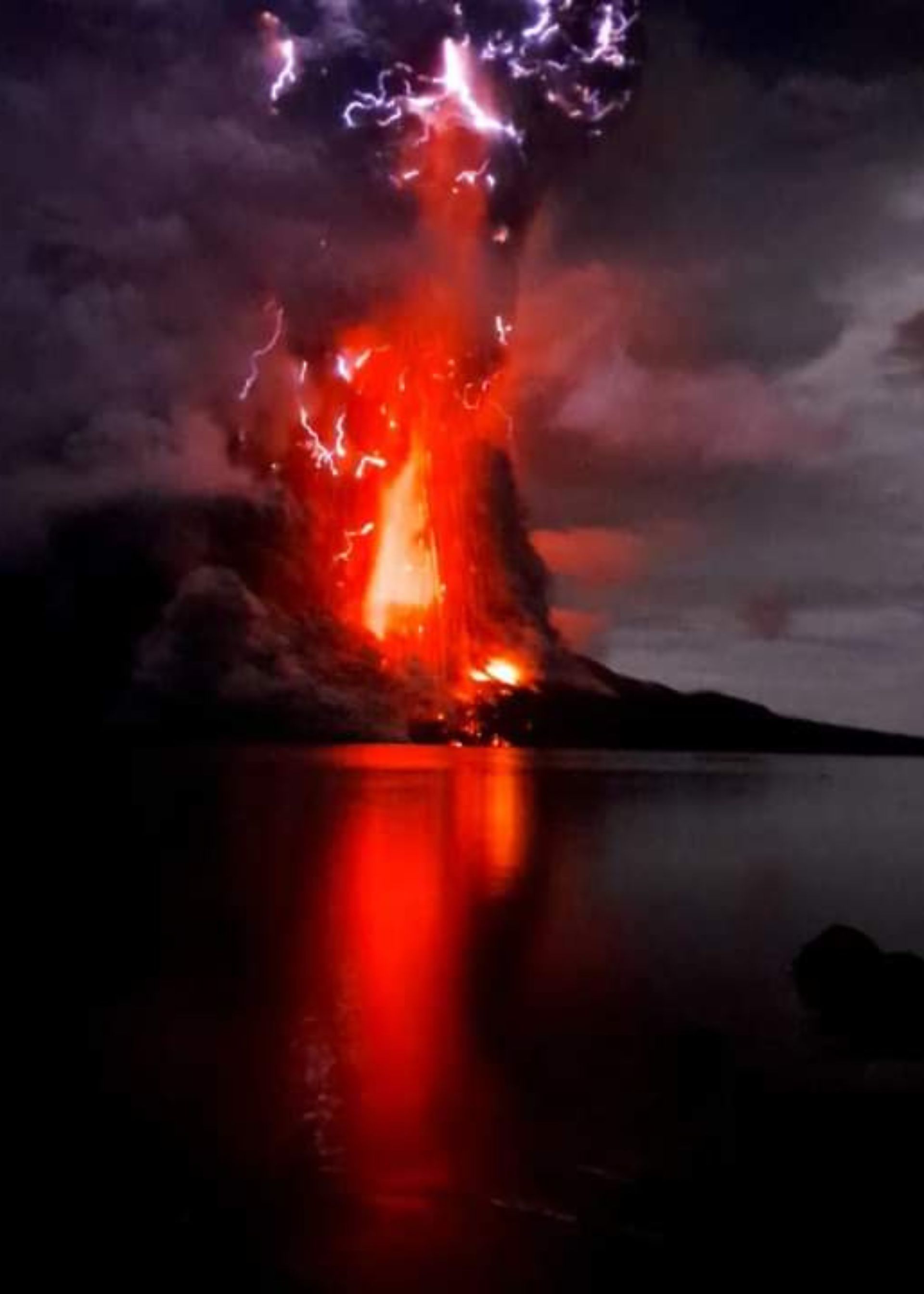 Semburan lava panas setinggi 3 kilometer dari puncak gunung Ruang di Sitaro 
