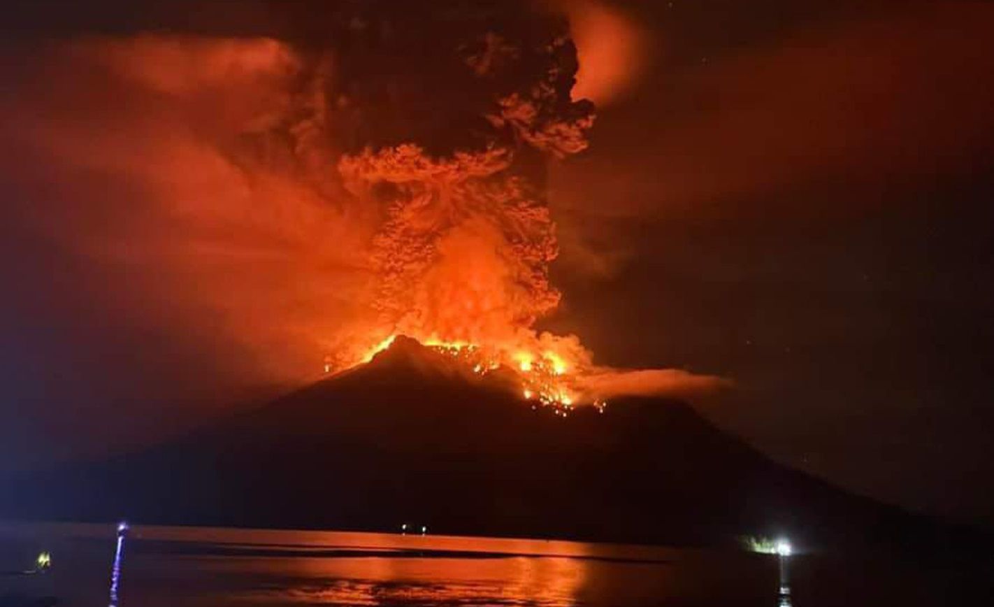 Gunung Ruang mengeluarkan abu vulkanik saat terjadi erupsi di Kabupaten Sitaro, Sulawesi Utara pada Rabu, 17 April 2024.