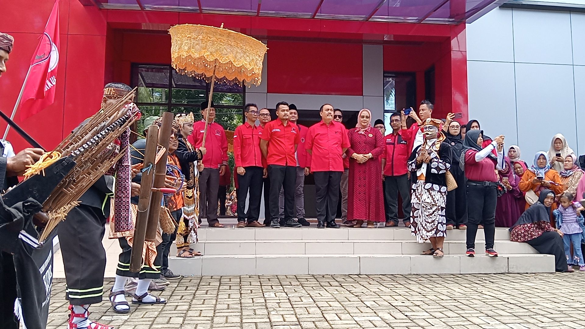  M. Arief Hikmawan didampingi ibunya datang ke gedung kantor DPC PDI Perjuangan Kab Pangandaran untuk mendaftarkan diri sebagai bakal calon Bupati dan Wakil Bupati, Kamis 18 April 2024.