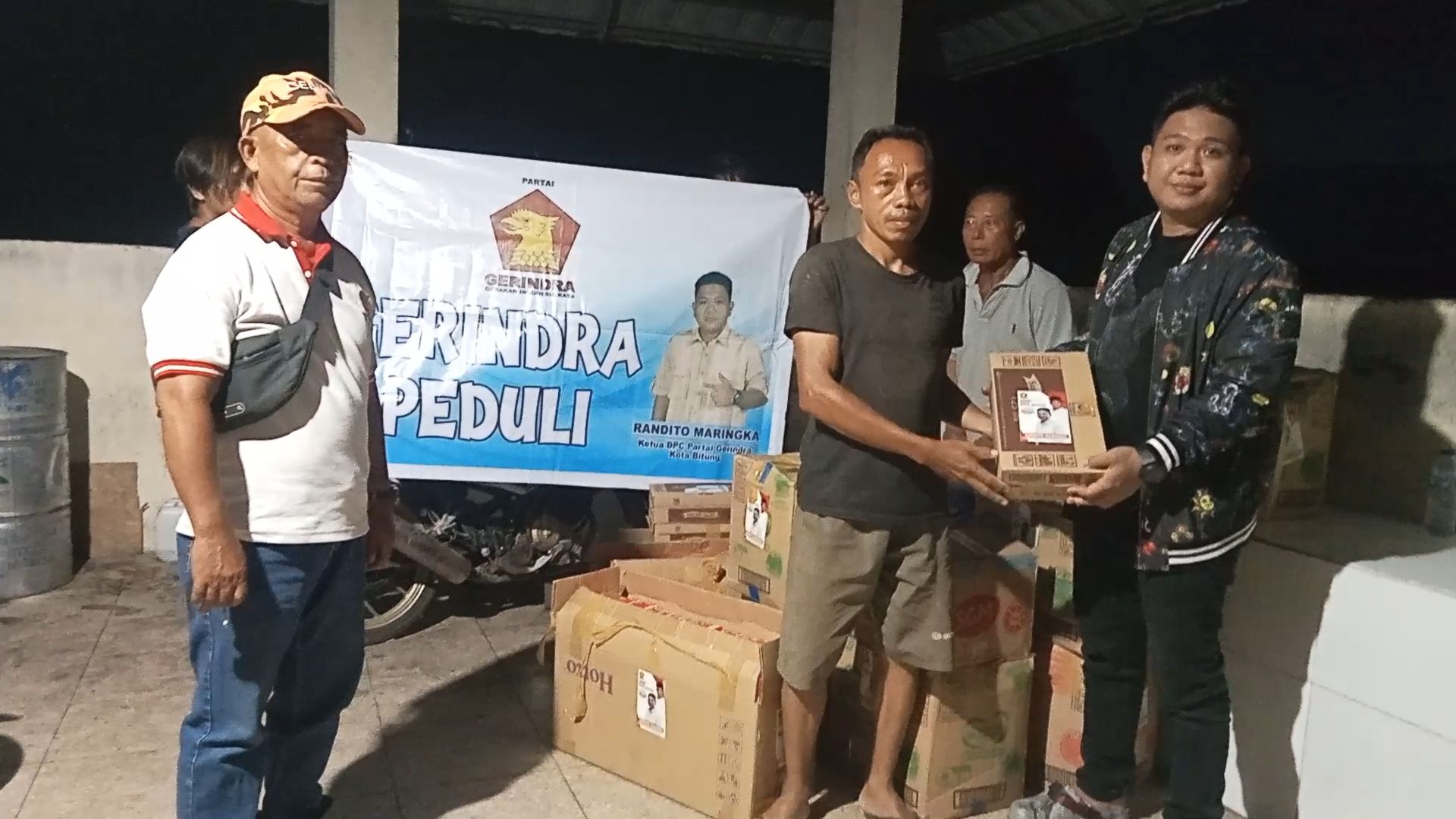 Ketua DPC Partai Gerindra Kota Bitung Randito Maringka menyerahkan bantuan ke warga terdampak bencana di Indonesia Batukota Kecamatan Lembeh Utara 
