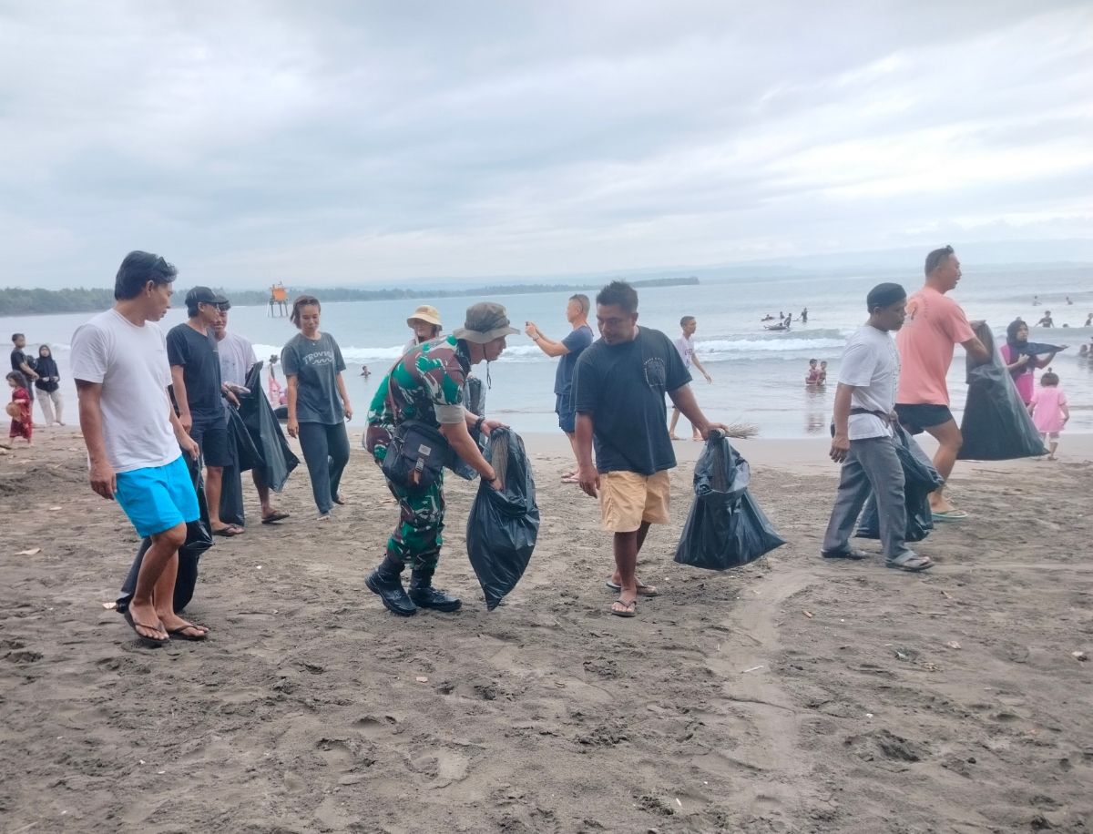Kelompok Tani Binaan Satgas Hanpangan Kostrad wilayah Cimerak Bersih-bersih Sampah di Pantai Batukaras 