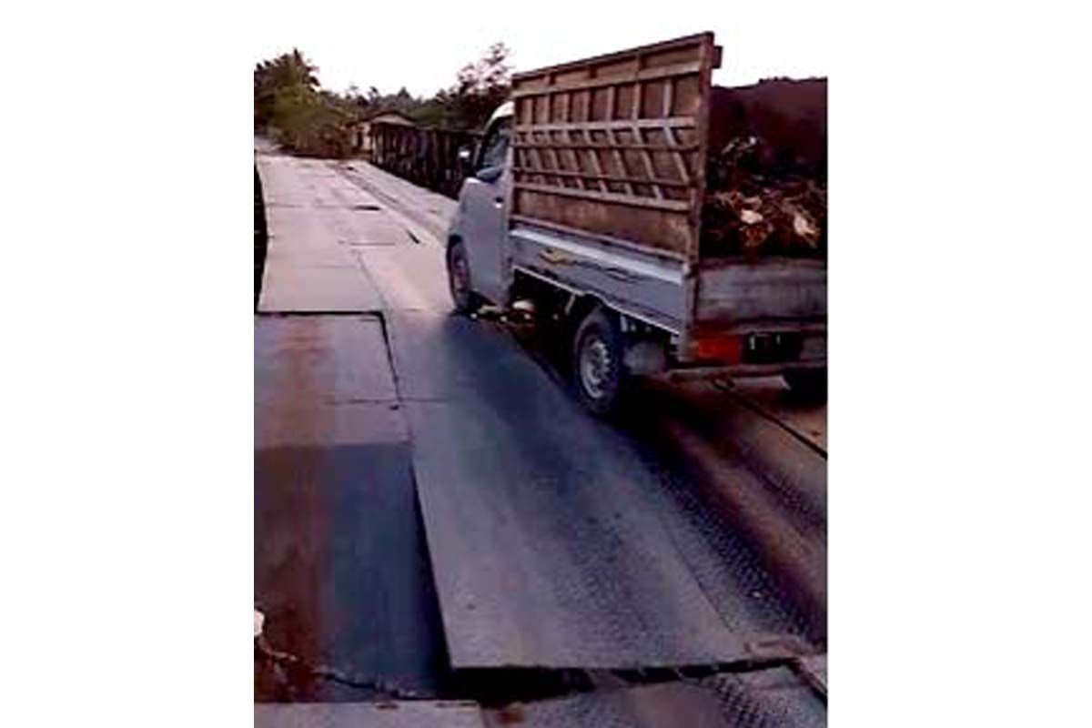 Jewmbatan Kampung Meurandeh Kecamatan Manyak Payed rusak, warga minta perbaiki. Jumat (19/4/2024)