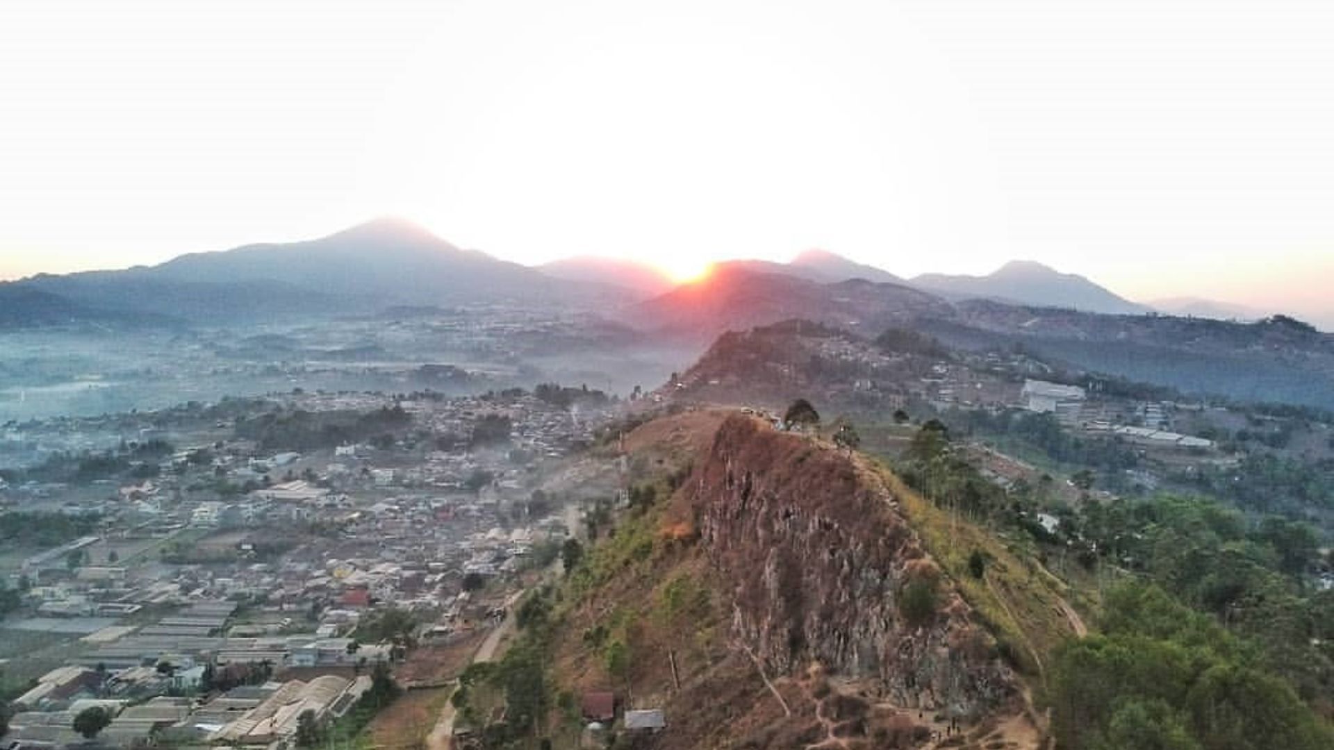 Pemandangan Gunung Batu Lembang dengan tebing yang menjulang tinggi. / instagram / @gunungbatulembang