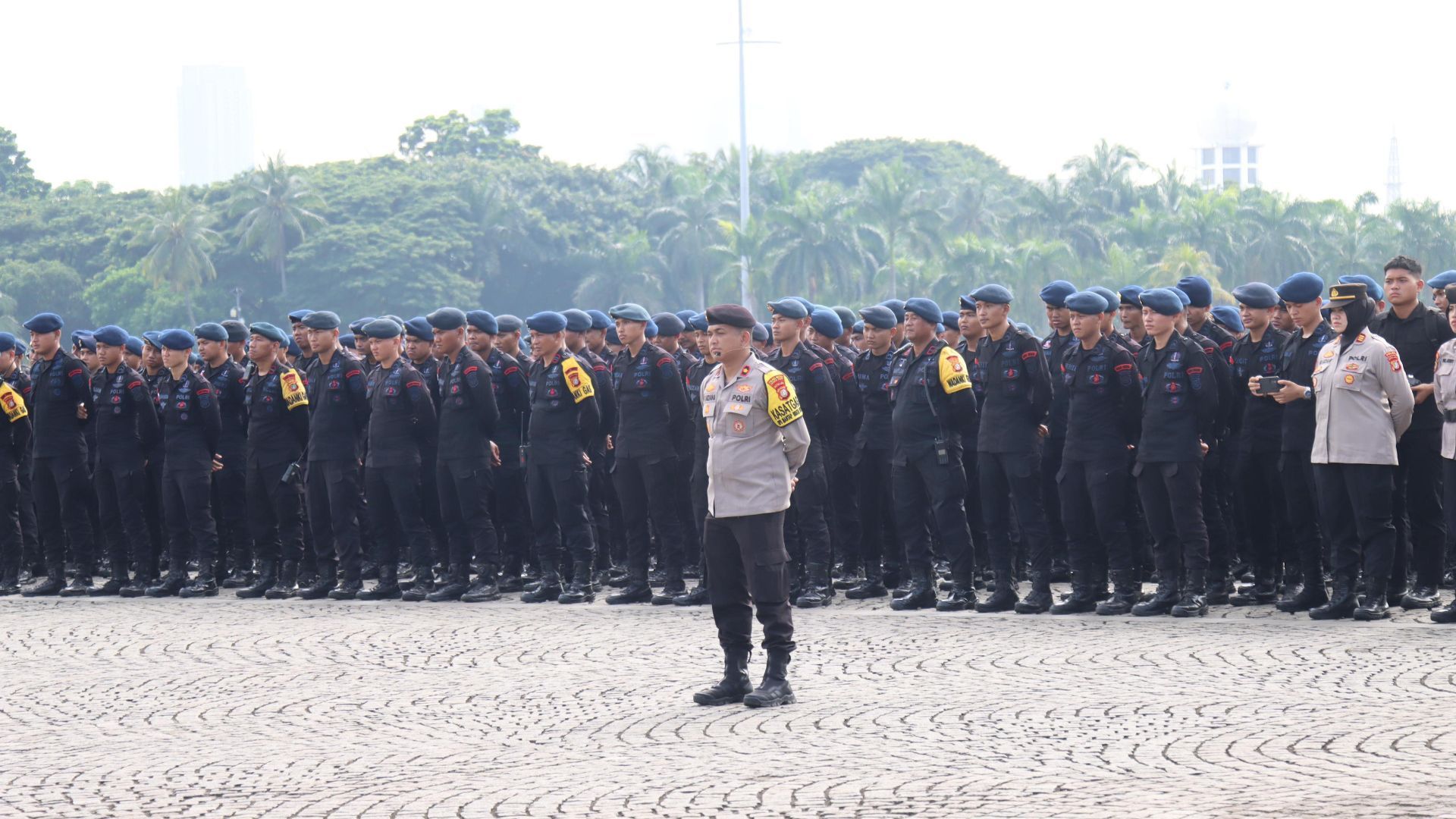Ribuan personel gabungan dari Polri, TNI, Satpol PP, dan Dishub DKI Jakarta bersiaga untuk mengamankan aksi penyampaian pendapat di muka umum di sekitar Monas, Jakarta Pusat