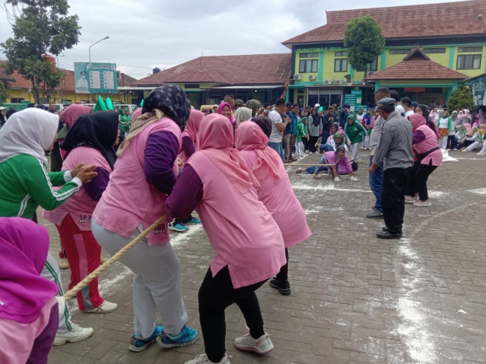 Lomba tarik tambang di Kecamatan Ibun memperingati hari jadi Kabupaten Bandung.