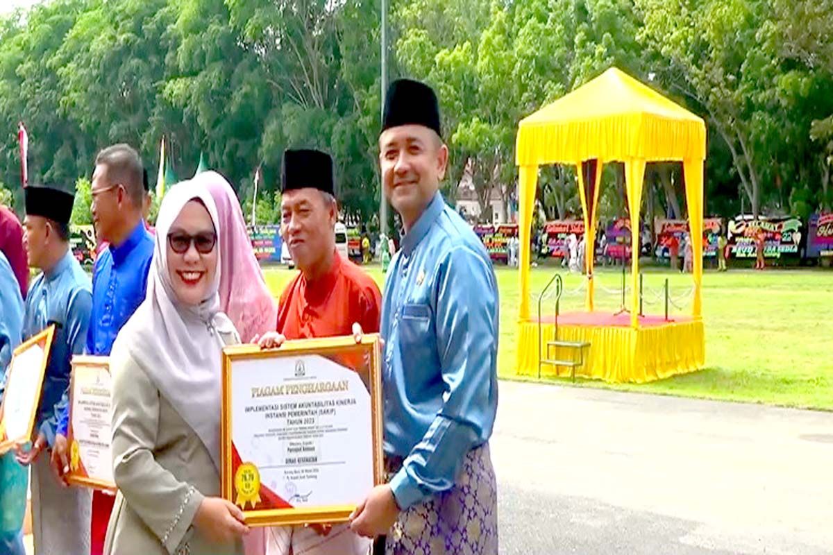 Kadis Kesehatan Aceh Tamiang meraih penghargaan pelayanan dengan nilai terbaik dari pemerintah pusat dan piagam diterima usai upacara HUT Aceh Tamiang ke 22, Kamis (18/4/2024) 