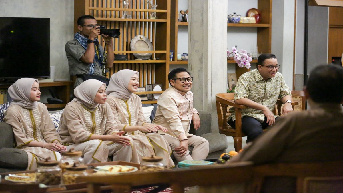 Keluarga Anies Baswedan dan Muhaimin Iskandar berkumpul di ruang tamu.