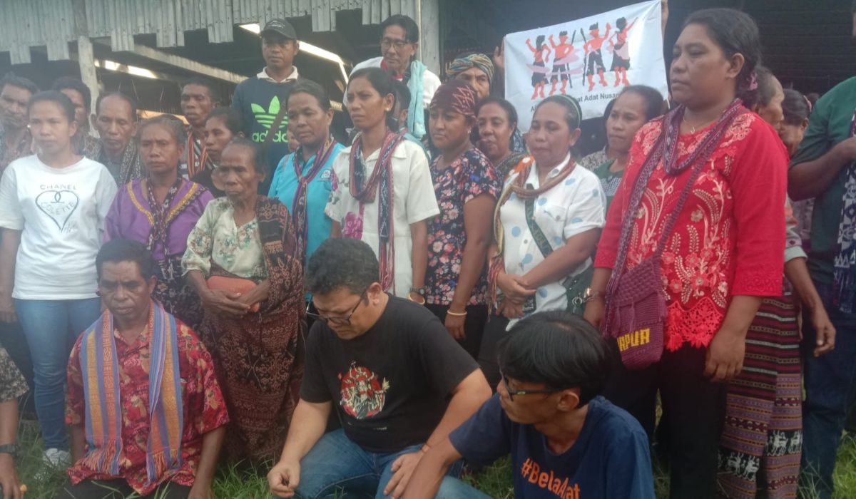 Masyarakat adat berpose bersama pasca pelatihan advokasi yang diprakarsai AMAN dan PPMAN di Desa Nangahale, Sikka.//