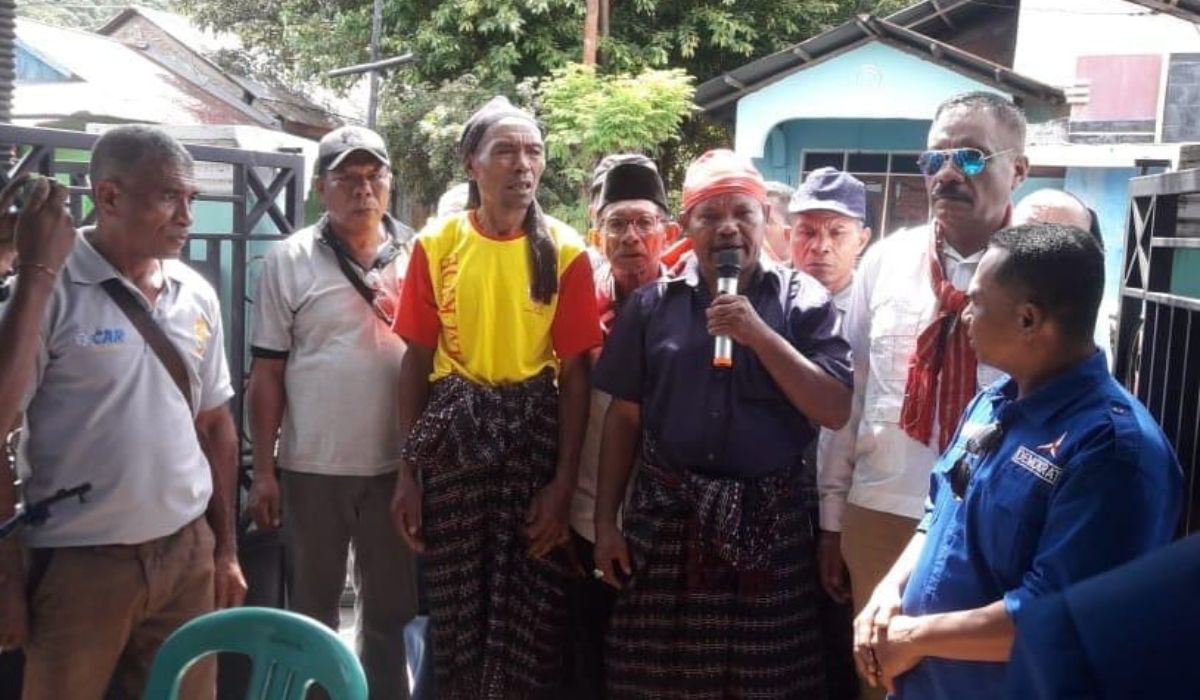 Barisan pendukung Agus Payong Boli saat menyambangi Sekretariat Partai Gerindra Flotim.//