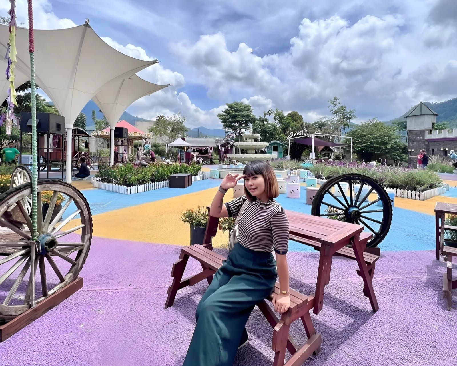 Seorang pengunjung sedang berswa foto di area tempat wisata Fairy Garden/instagram/nancytambunan