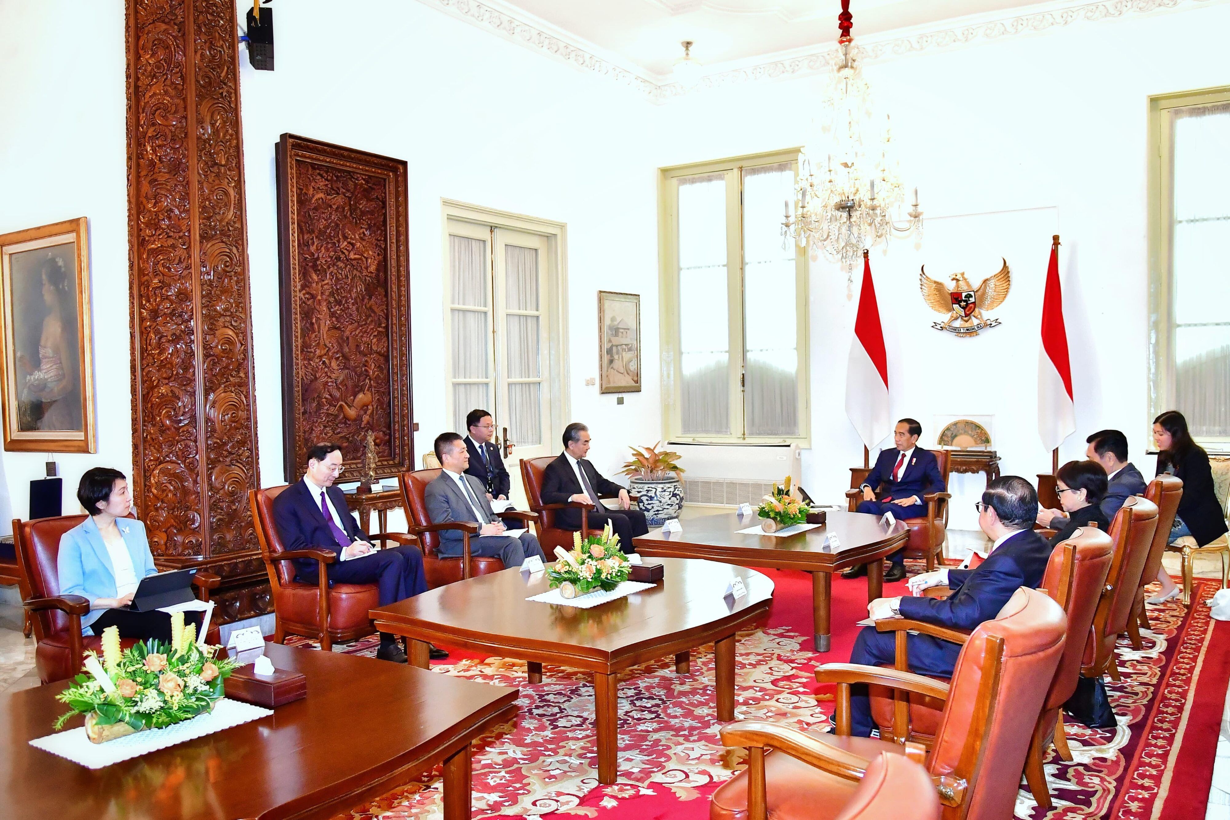 Presiden Joko Widodo menerima kunjungan kehormatan Menteri Luar Negeri Republik Rakyat Tiongkok (RRT) Wang Yi di Istana Merdeka, Jakarta, pada Kamis, 18 April 2024. Foto: BPMI Setpres/Vico