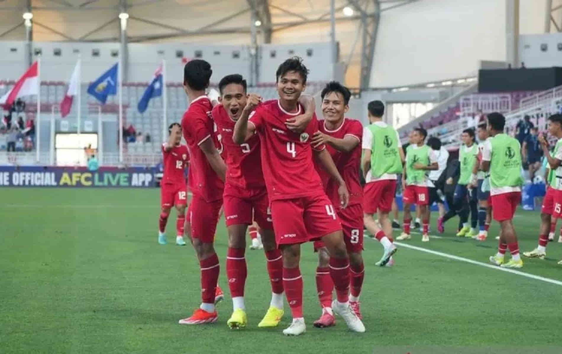 Pemain timnas Indonesia U-23 Komang Teguh Trisnanda (kedua dari kanan) merayakan gol yang dicetaknya ke gawang Australia pada pertandingan Grup A Piala Asia U-23 2024 di Stadion Abdullah bin Khalifa, Doha, Qatar, Kamis (18 April 2024).