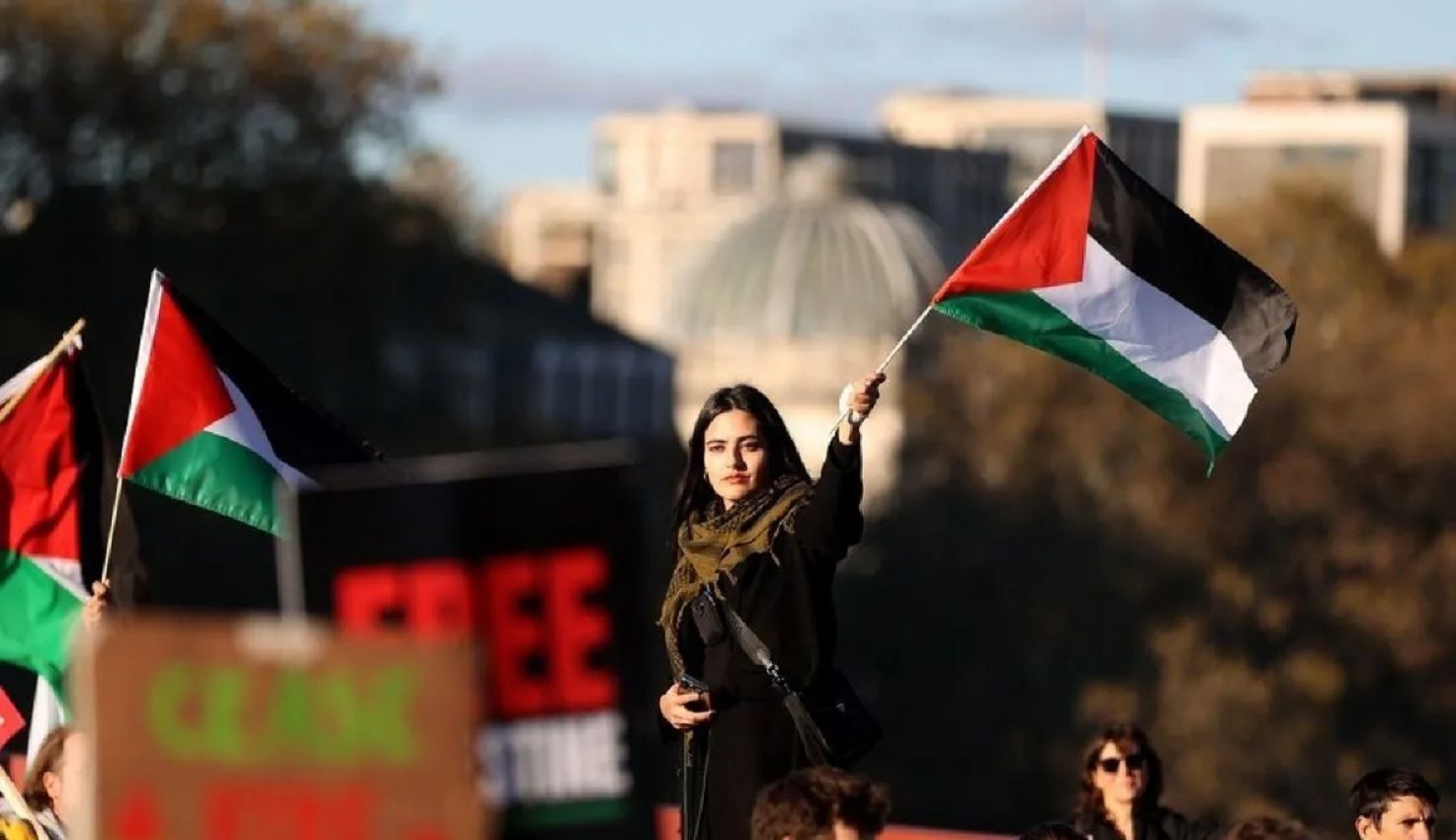  Seorang wanita di tengah kerumunan massa mengibarkan bendera Palestina. Ratusan ribu warga Inggris turun ke jalan dalam unjuk rasa di London Inggris itu pada Sabtu (11/11/2023) dan menyerukan gencatan senjata segera dilakukan di Jalur Gaza. ANTARA/Xinhua/Li Ying.