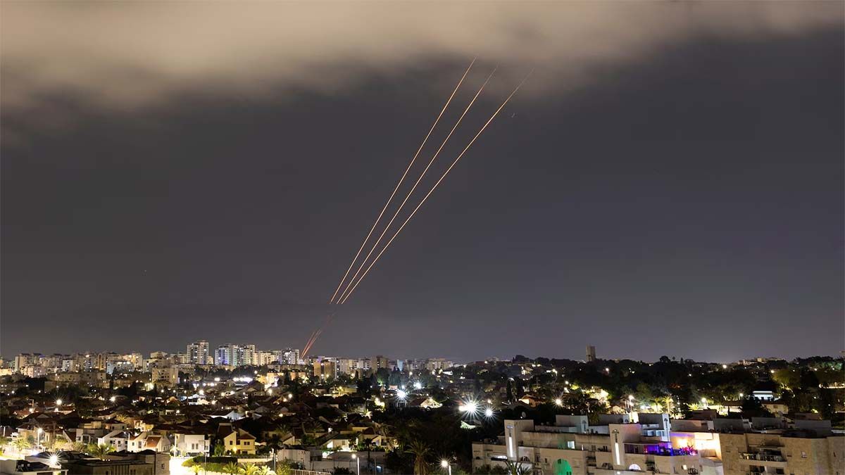 Sebuah sistem anti-rudal beroperasi setelah Iran meluncurkan drone dan rudal ke arah Israel, seperti yang terlihat dari Ashkelon, Israel, 14 April.