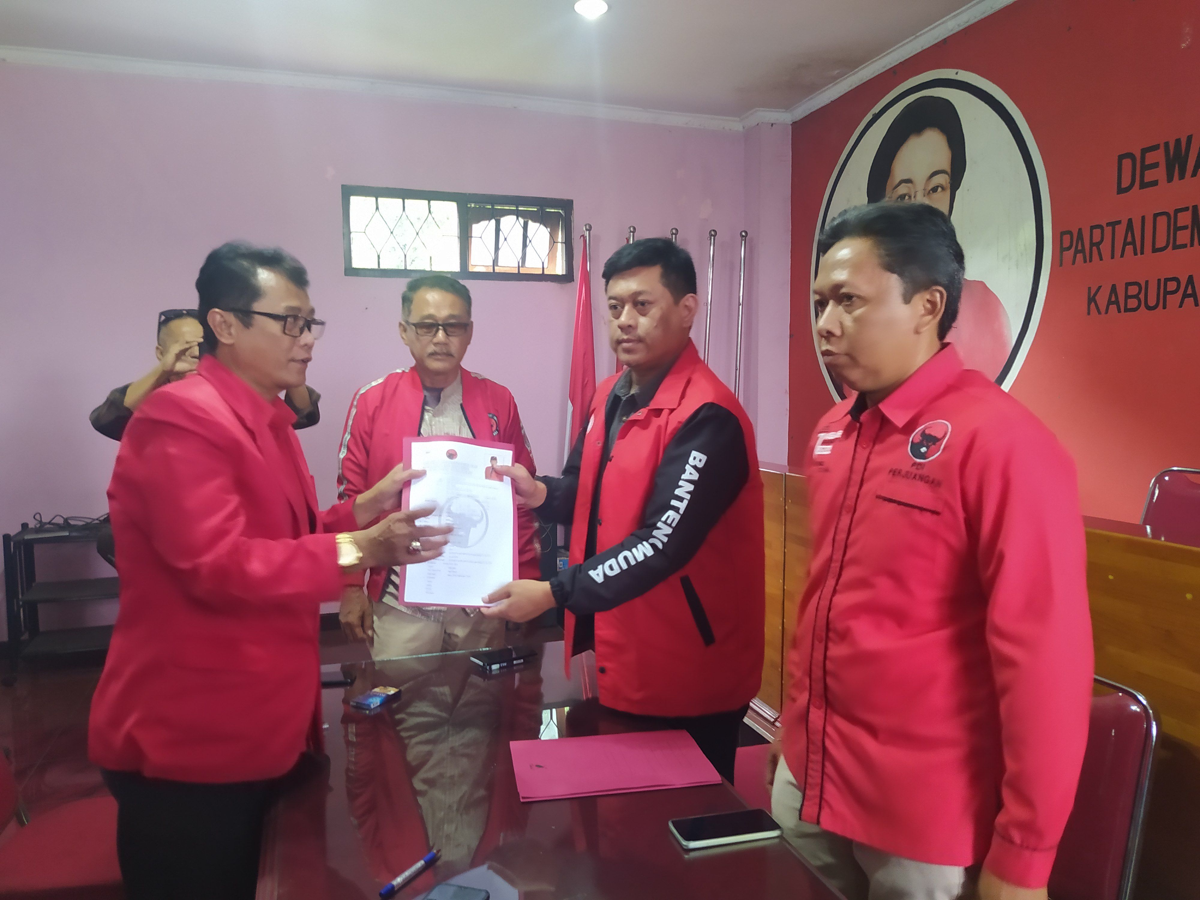 Nanang Permana, Ketua DPRD Ciamis yang juga Ketua DPC PDIP Ciamis menyerahkan formulir pendaftaran calon Bupati Ciamis di Kantor DPC PDIP Ciamis, Jumat, 19 April 2024.